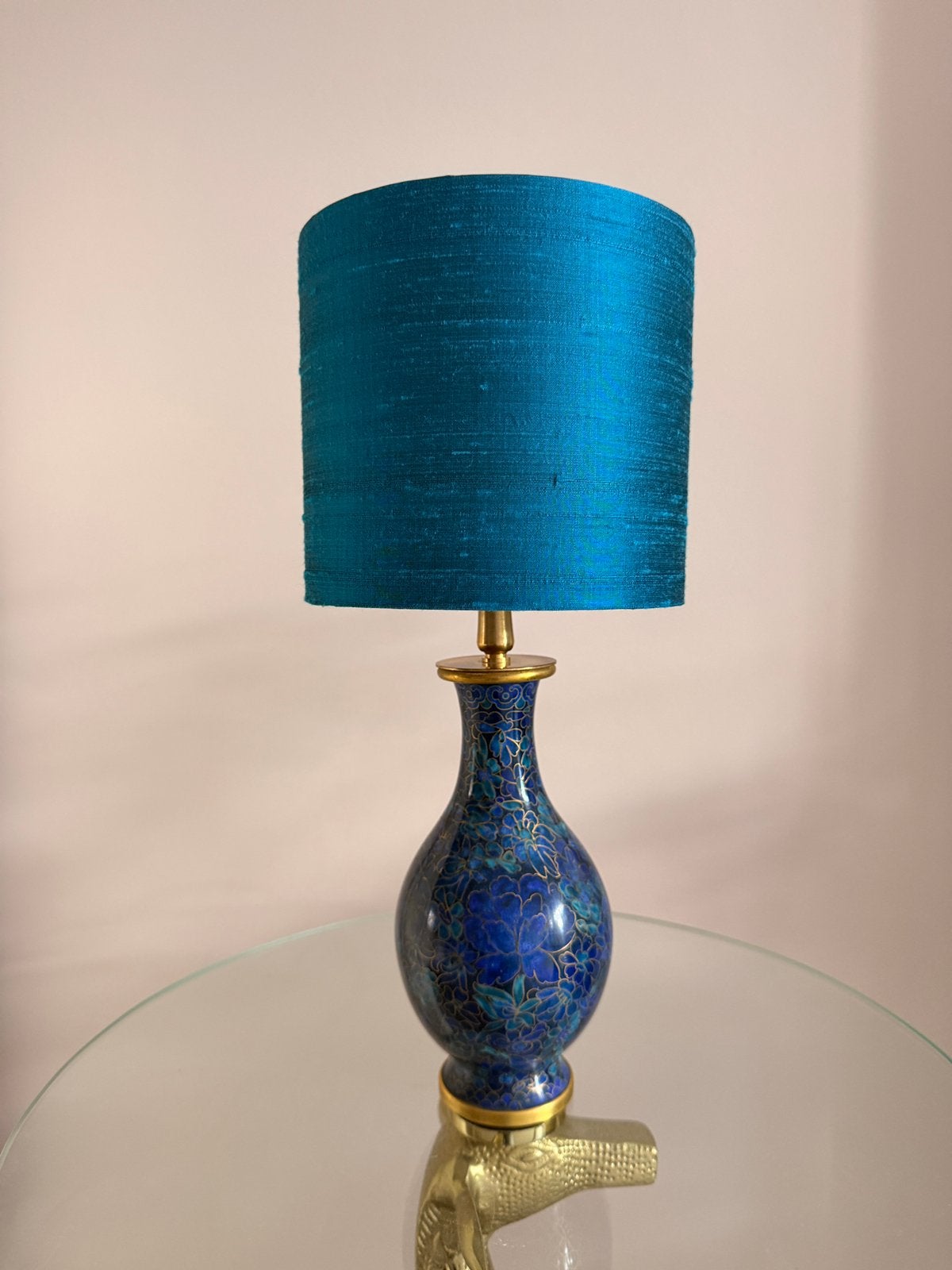 Blauw cloisonné lampje met ruwe zijden kap dia 15cm, Huis en Inrichting, Blauw, Ophalen of Verzenden, Nieuw, E27 (groot)