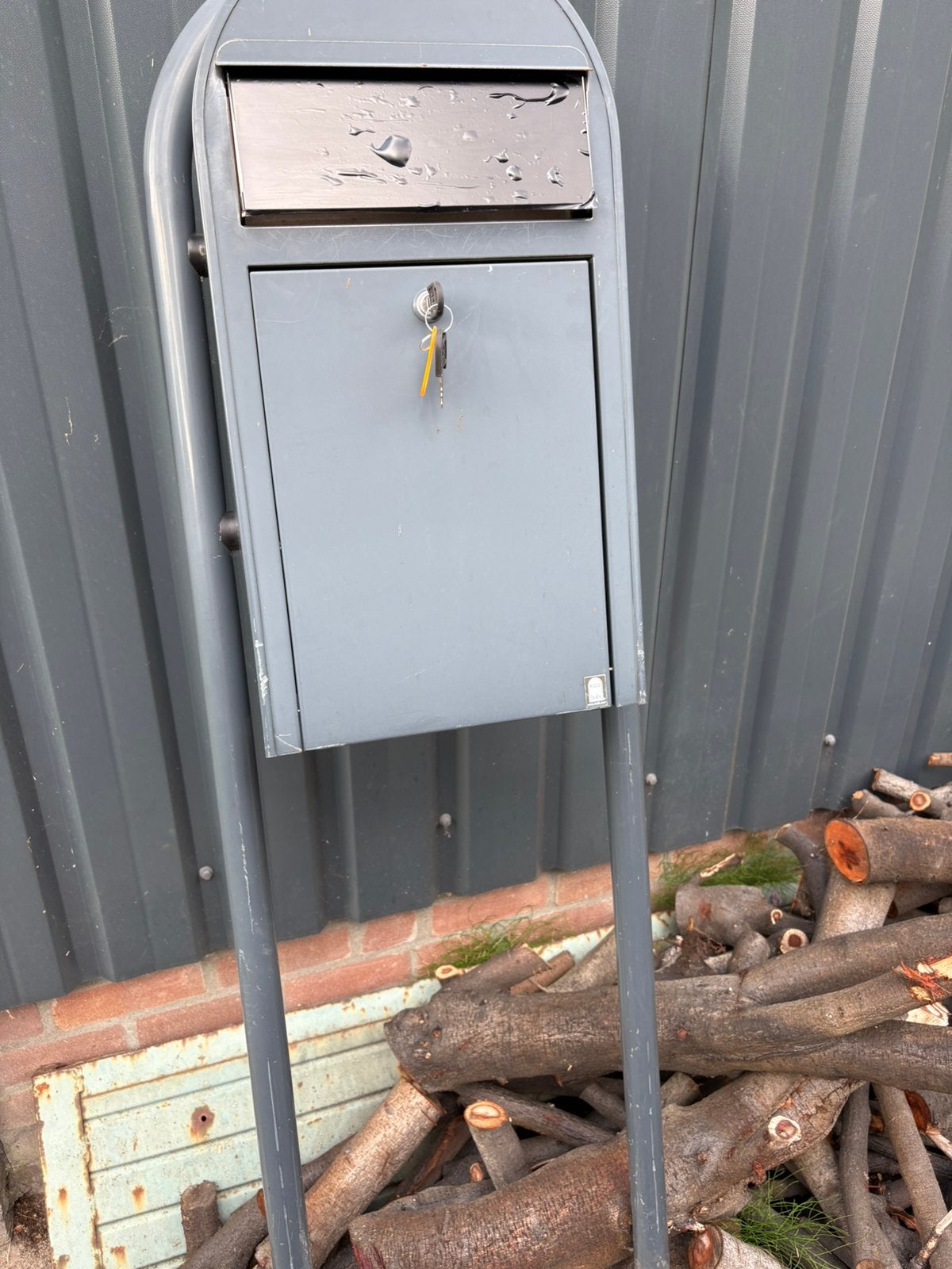 Bobi brievenbus met boogpaal, Tuin en Terras, Ophalen, Gebruikt, IJzer, Staande brievenbus