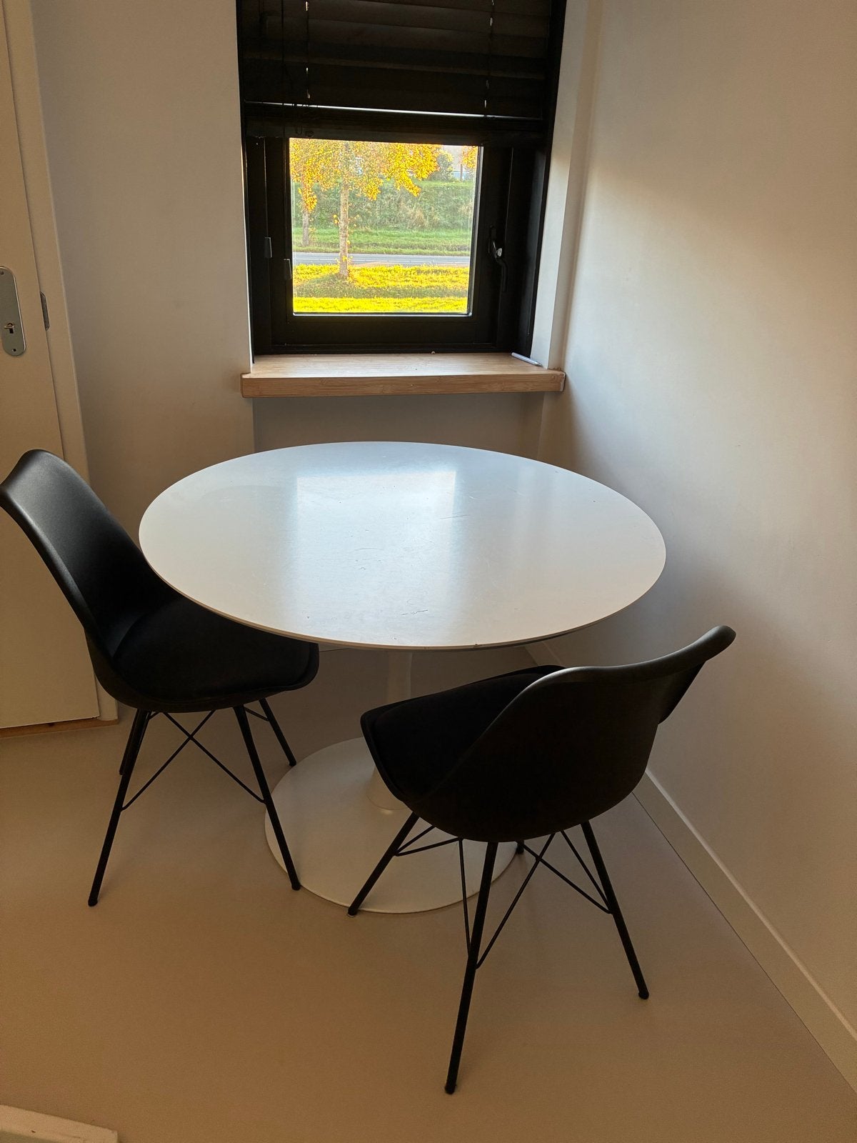 Witte ronde eettafel met twee stoelen 1.2” meter, Ophalen, Kunststof, Gebruikt, Rond