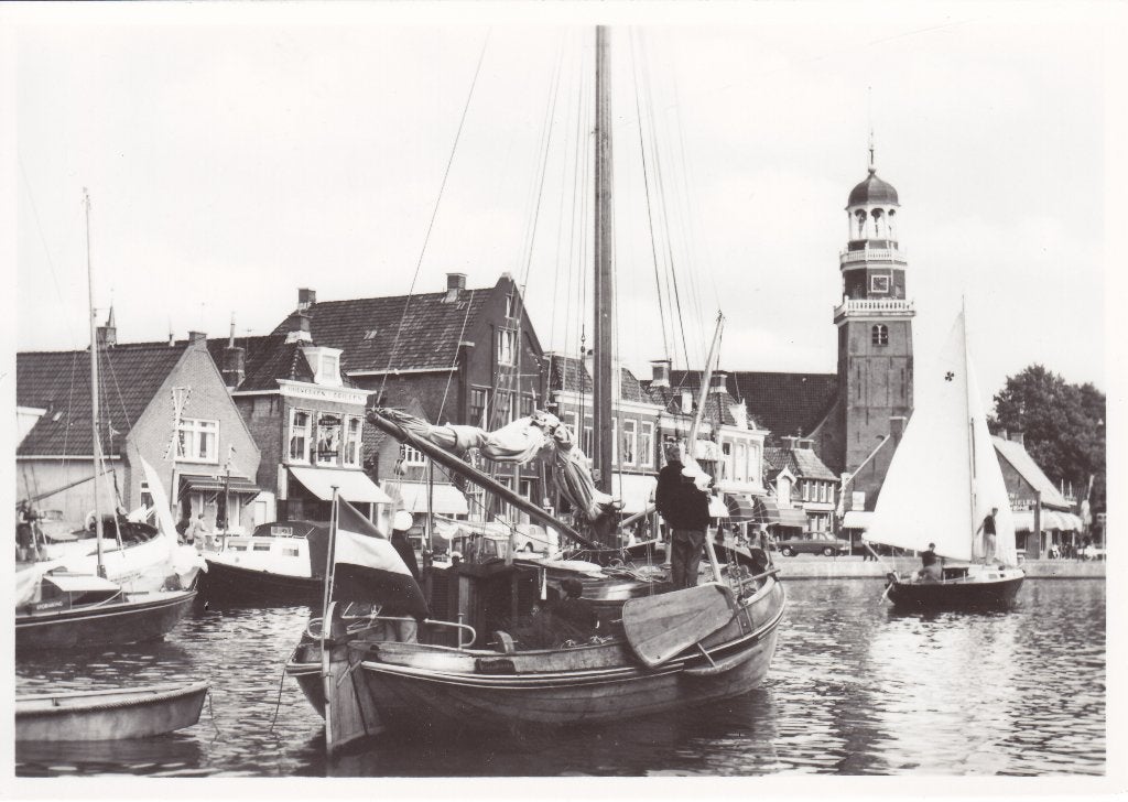 Oude ansichtkaart Lemmer, Dok met boten en kerktoren, Ophalen of Verzenden, 1960 tot 1980, Ongelopen, Friesland