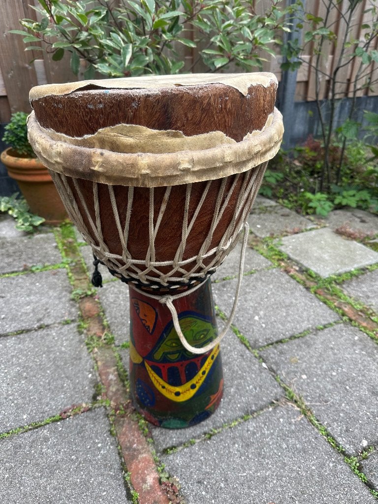 Djembe met Afrikaanse beschildering - Nieuw vel nodig, Muziek en Instrumenten, Ophalen, Gebruikt, Trommel