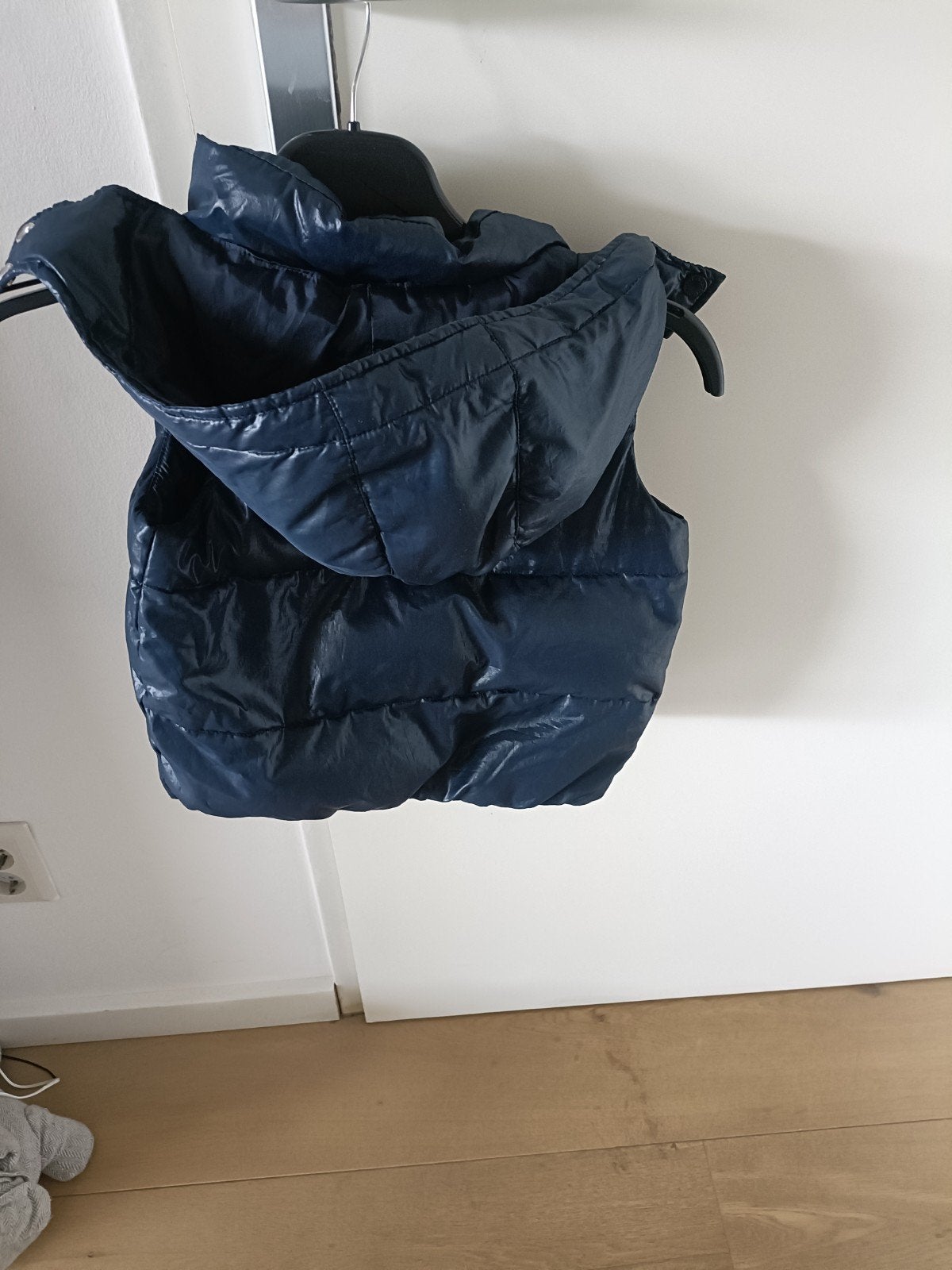 Kinder bodywarmer met capuchon, Kinderen en Baby's, Kinderkleding | Maat 104, Ophalen, Zo goed als nieuw, Jongen, Jas