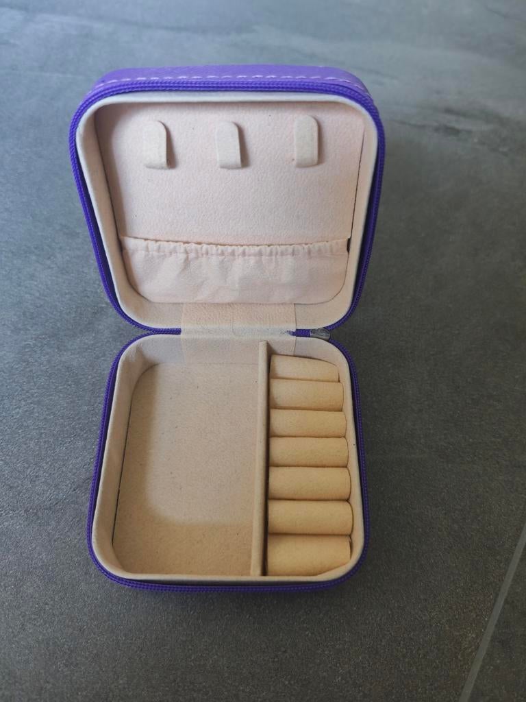 Lucardi sieradendoosje, Ophalen of Verzenden, Zo goed als nieuw, Paars, Hardcase