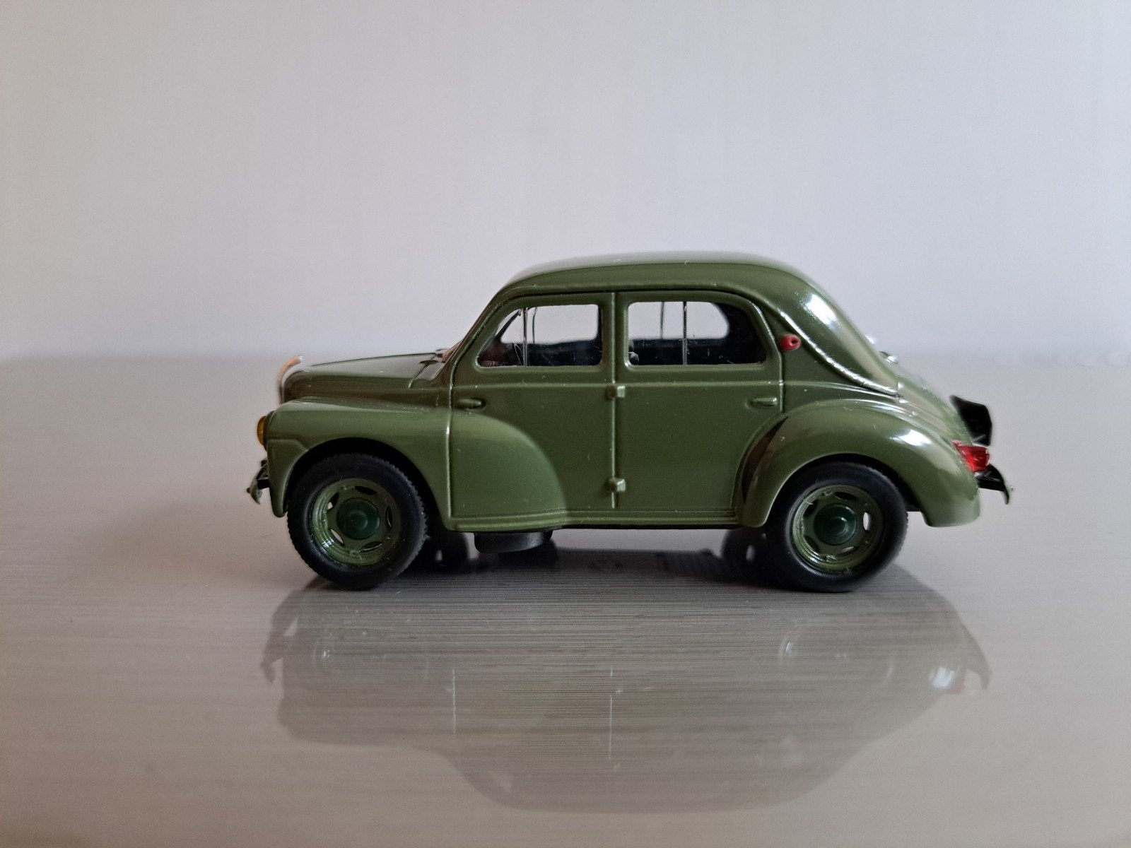 Renault 4CV Affaires uit 1954. 1:43, nieuw, Ophalen of Verzenden, Nieuw, Auto, Overige merken