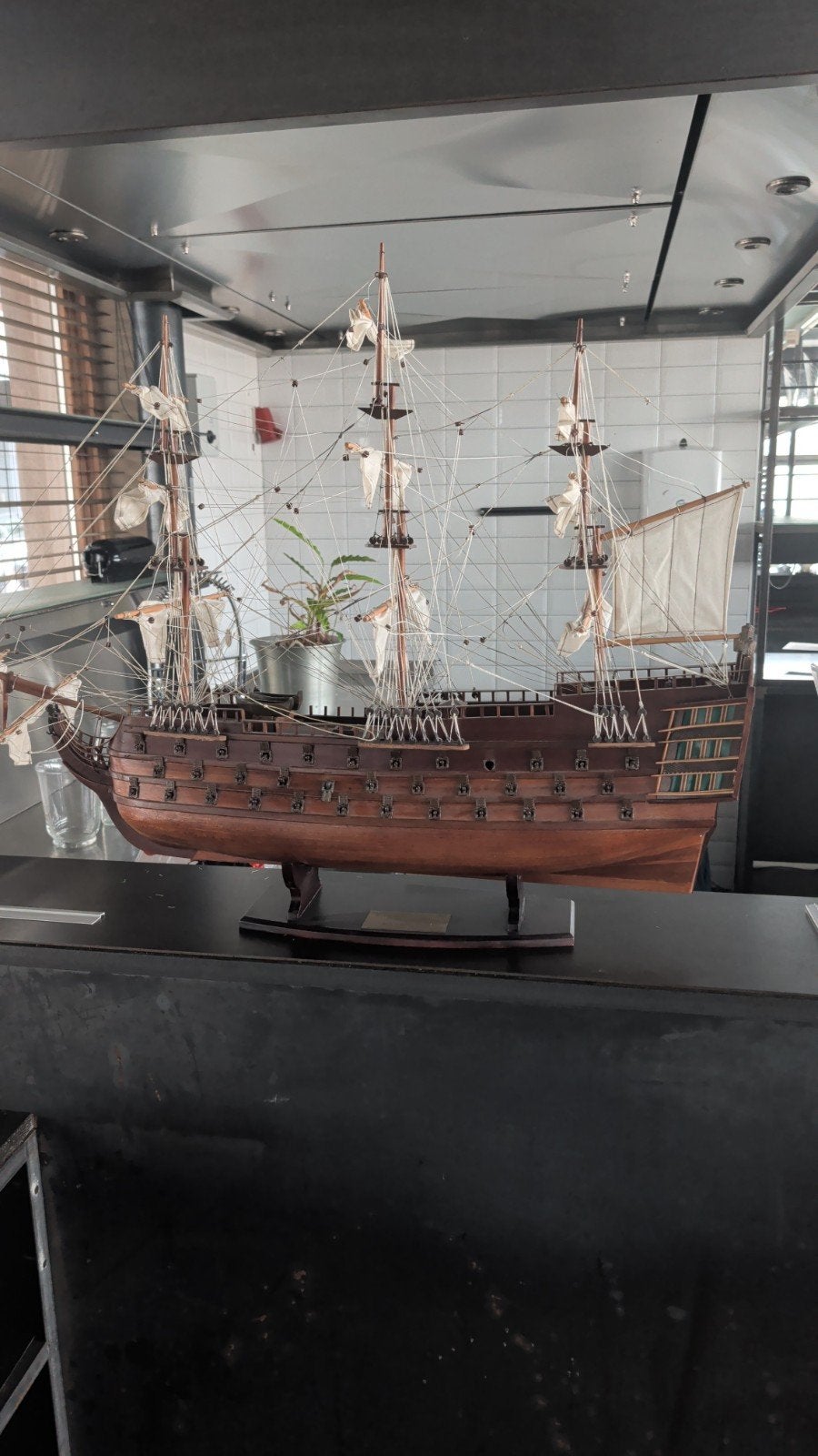 Gedetailleerd houten scheepsmodel - Zeilschip, Ophalen