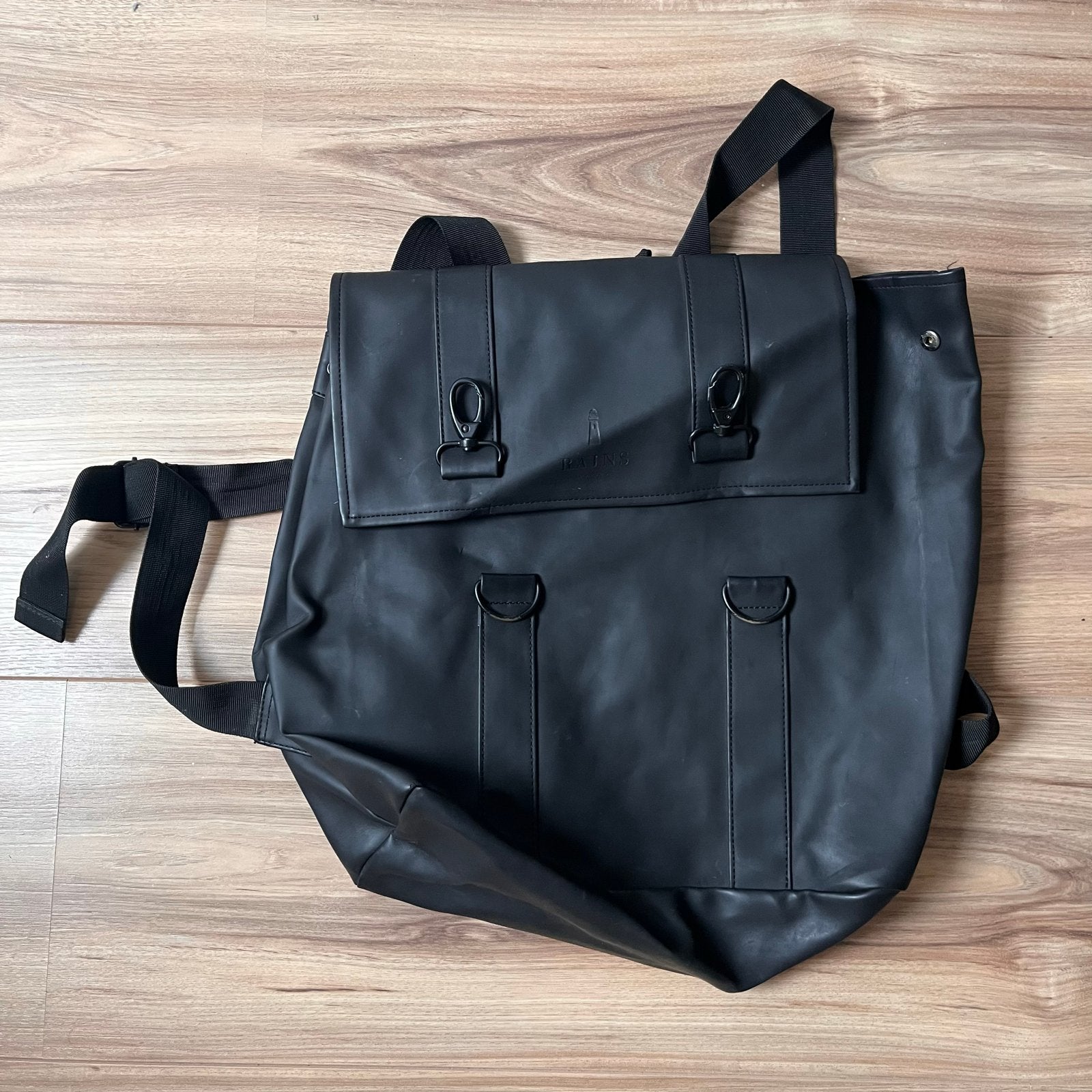 Stijlvolle zwarte Rains rugzak - Waterdicht en modern, Sieraden, Tassen en Uiterlijk, Tassen | Rugtassen, 25 tot 40 cm, Ophalen of Verzenden