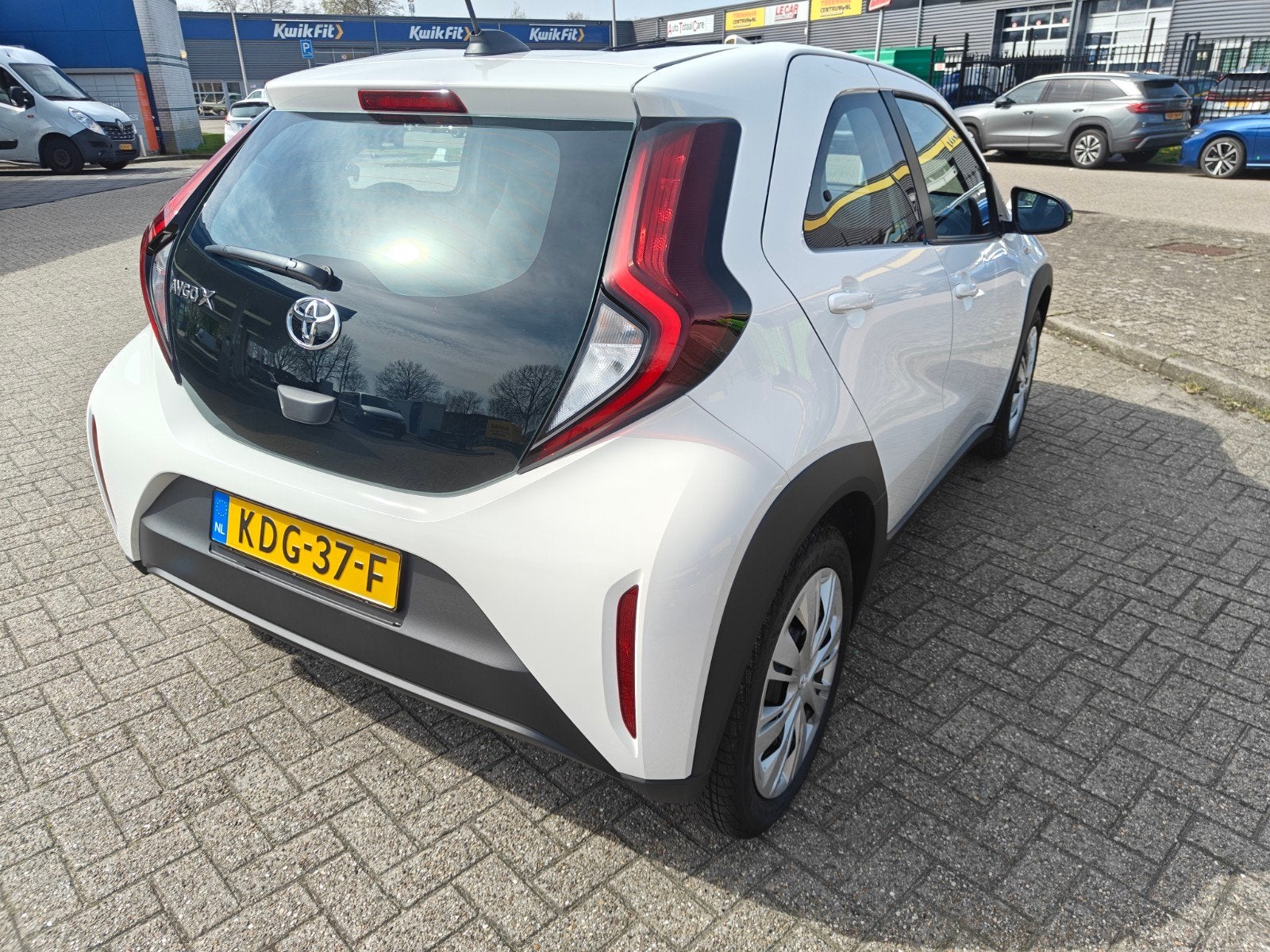 Toyota Aygo X 1.0 Vvt-i MT 72pk 2024 Wit, Auto's, 21 km/l, Stof, Zwart, 920 kg