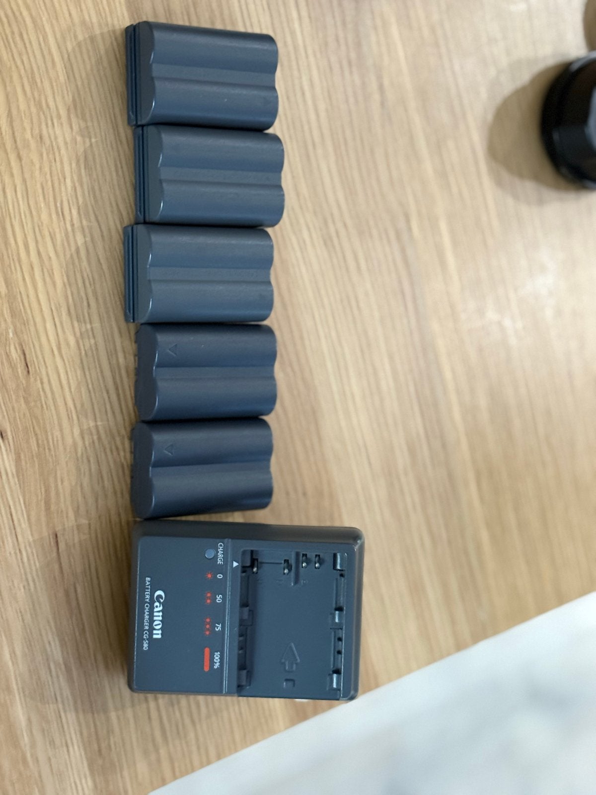 Canon Batterij Oplader CG-580 met 6 accu's, Ophalen, Gebruikt, Acculader, Canon