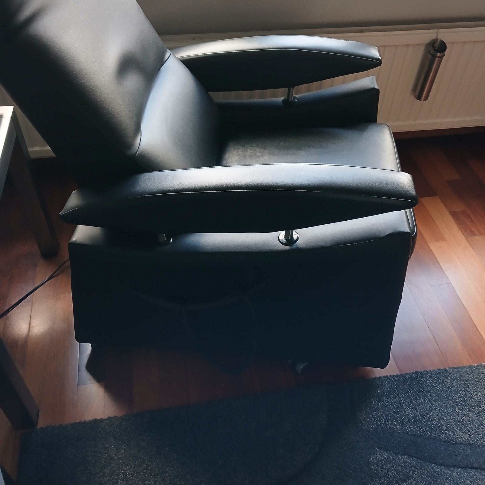 Zwarte leren relaxfauteuil met uitschuifbare voetensteun, Ophalen, Gebruikt, 75 tot 100 cm, Modern