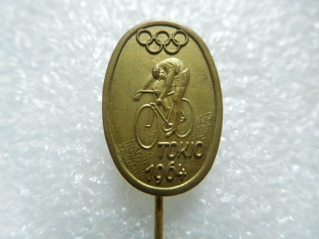 speldje Olympische spelen Tokio 1964 wielrennen, Verzamelen, Speldjes, Pins en Buttons, Verzenden, Zo goed als nieuw, Sport