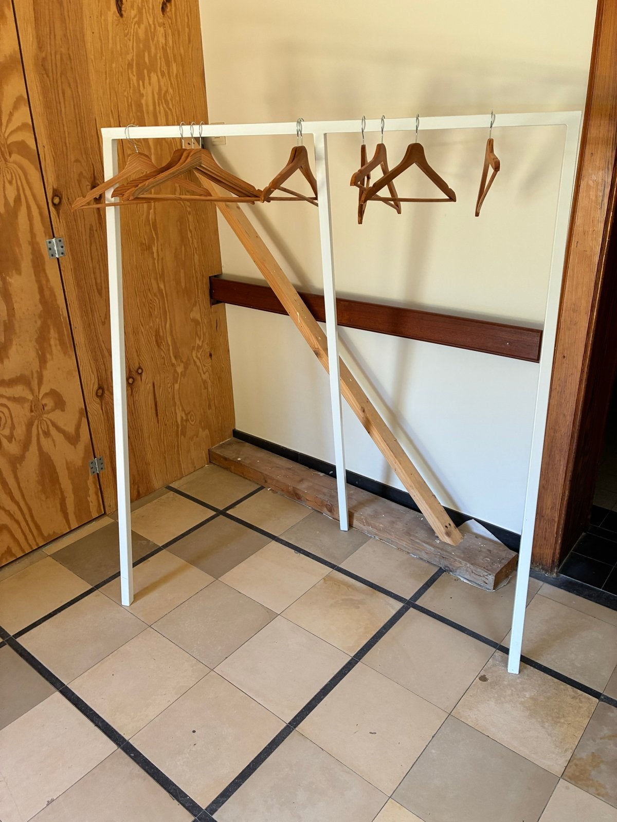 Kledingrek wit metaal met houten hangers, Ophalen, Gebruikt