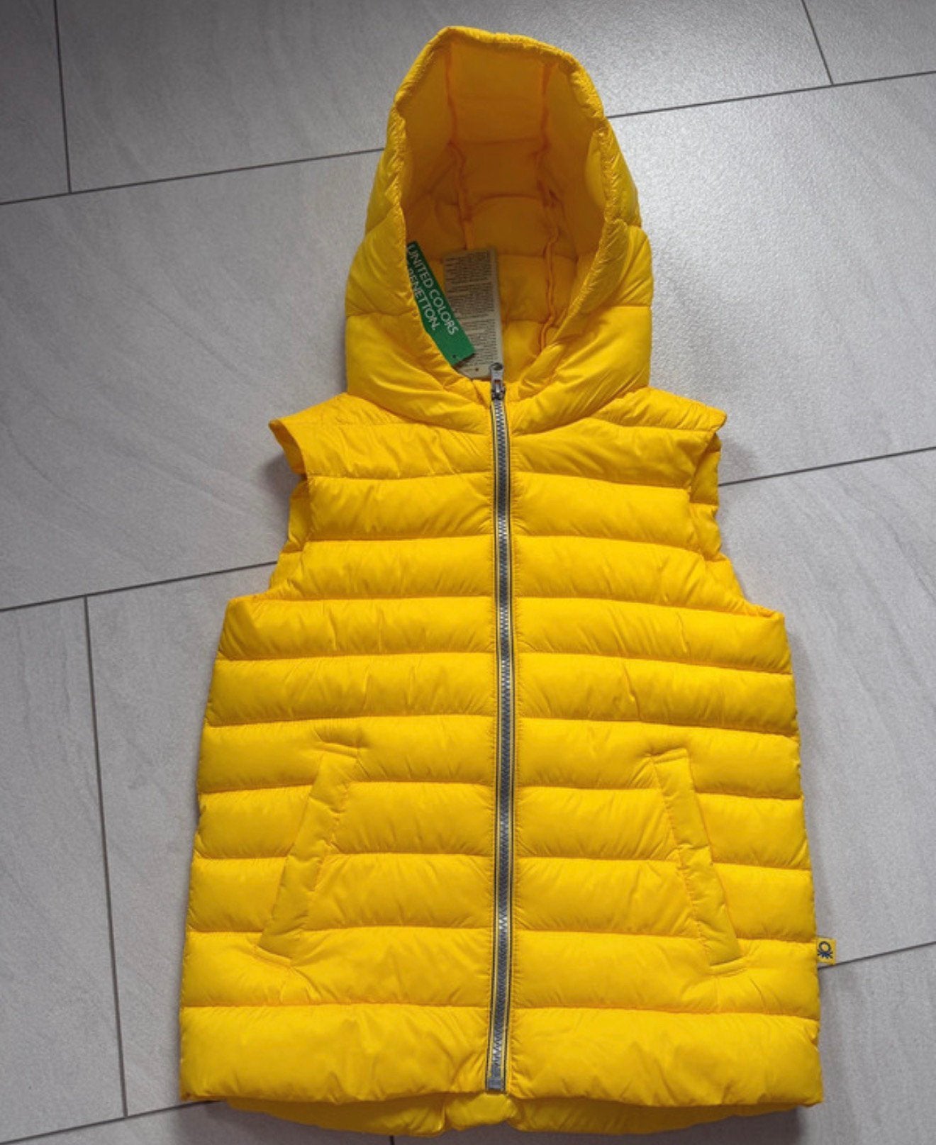 Nieuwe United Colors of Benetton Bodywarmer Geel (6-7 jaar), Ophalen of Verzenden, Nieuw, Jongen