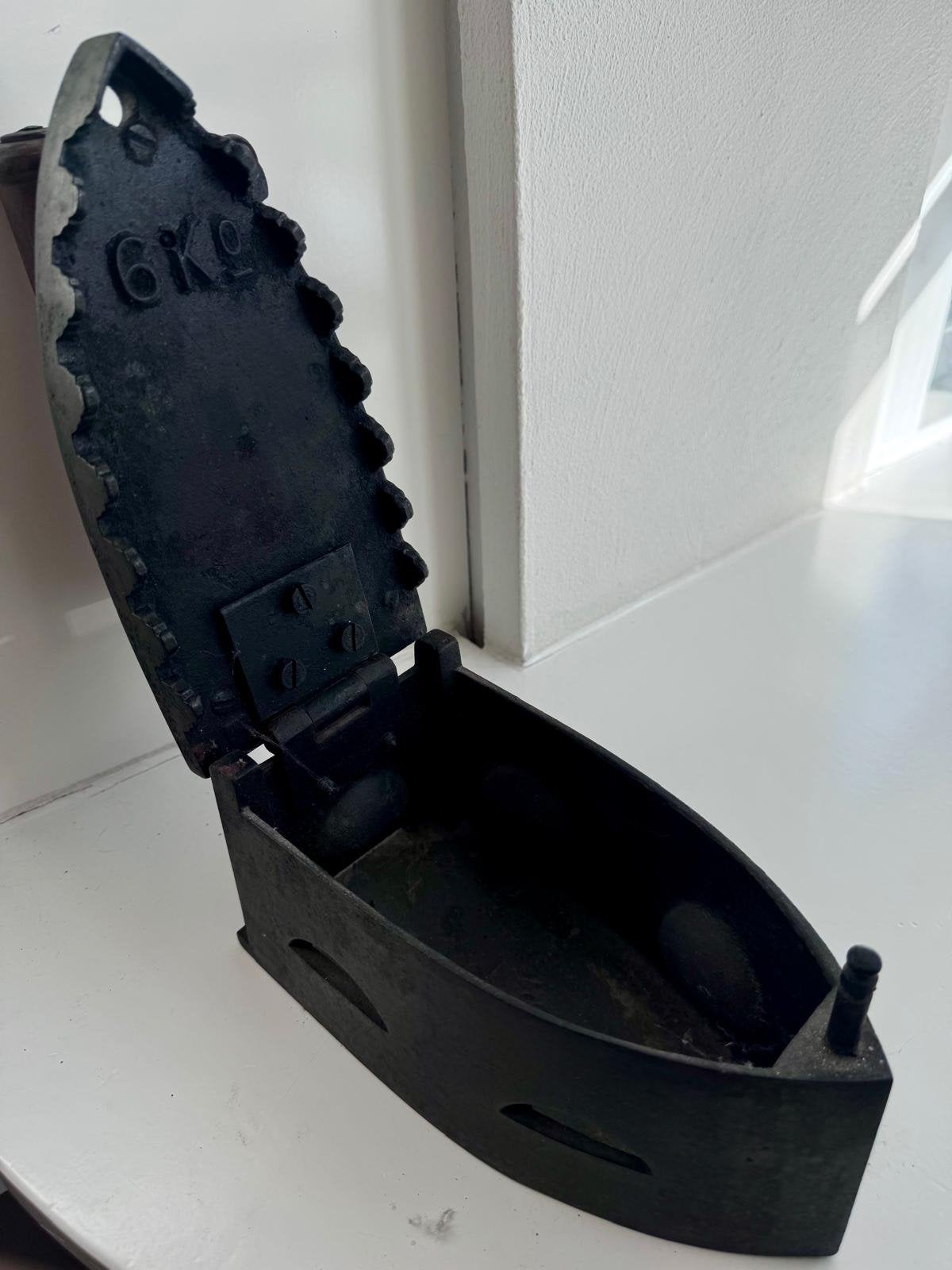 Gietijzeren kolenstrijkijzer met houten handvat brocante, Ophalen