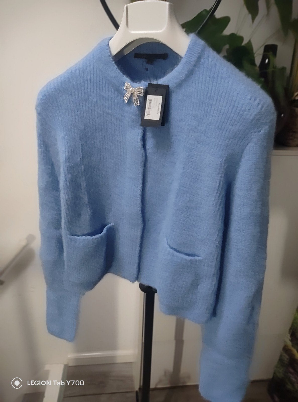 Maje lichtblauwe cropped cardigan met strikbroche, Kleding | Dames, Blauw, Nieuw, Ophalen of Verzenden, Maje