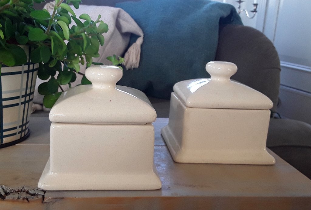 2 keramieken bakjes met deksel - gebroken wit, Gebruikt, Ophalen of Verzenden, Landelijk, Wit