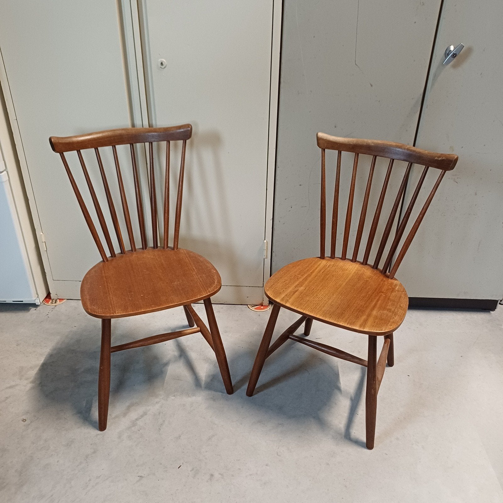 2 x vintage design stoelen spijlen stoelen nesto pastoe, Ophalen, Gebruikt, Bruin, Twee