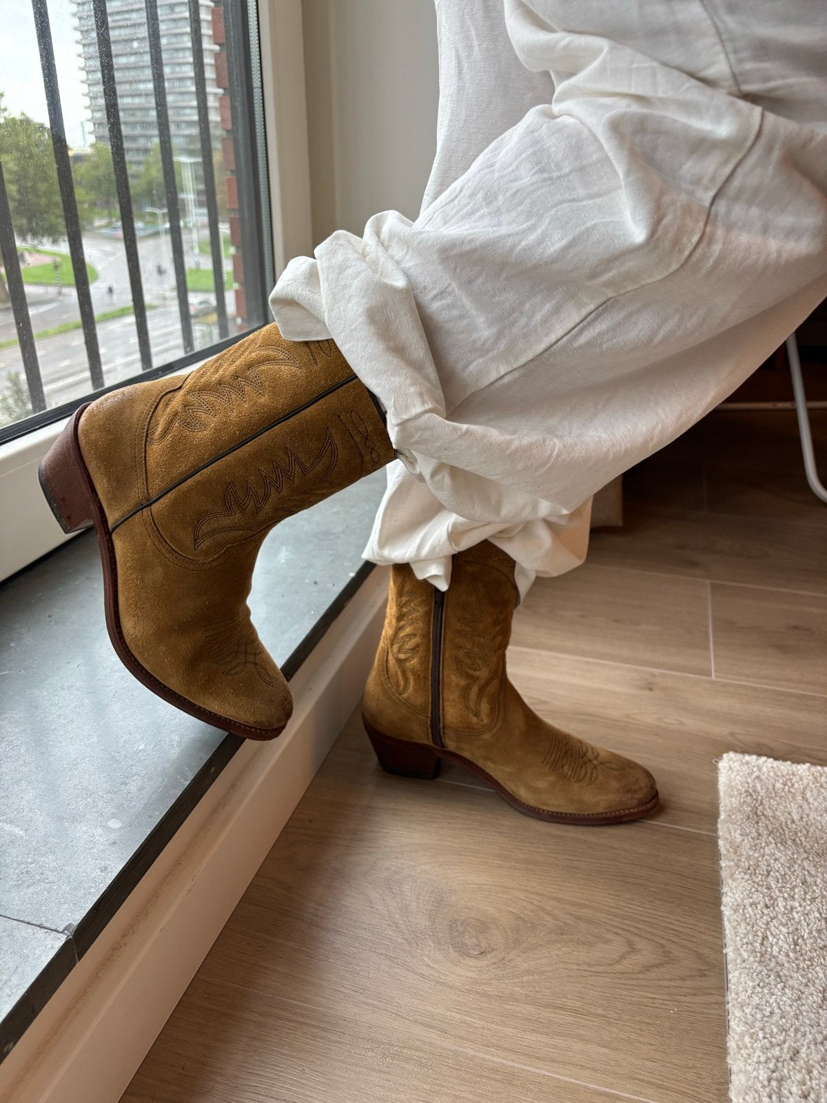 Perlita Peaches - Suède cowboylaarzen mt38, Bruin, Lage of Enkellaarzen, Ophalen of Verzenden, Gedragen