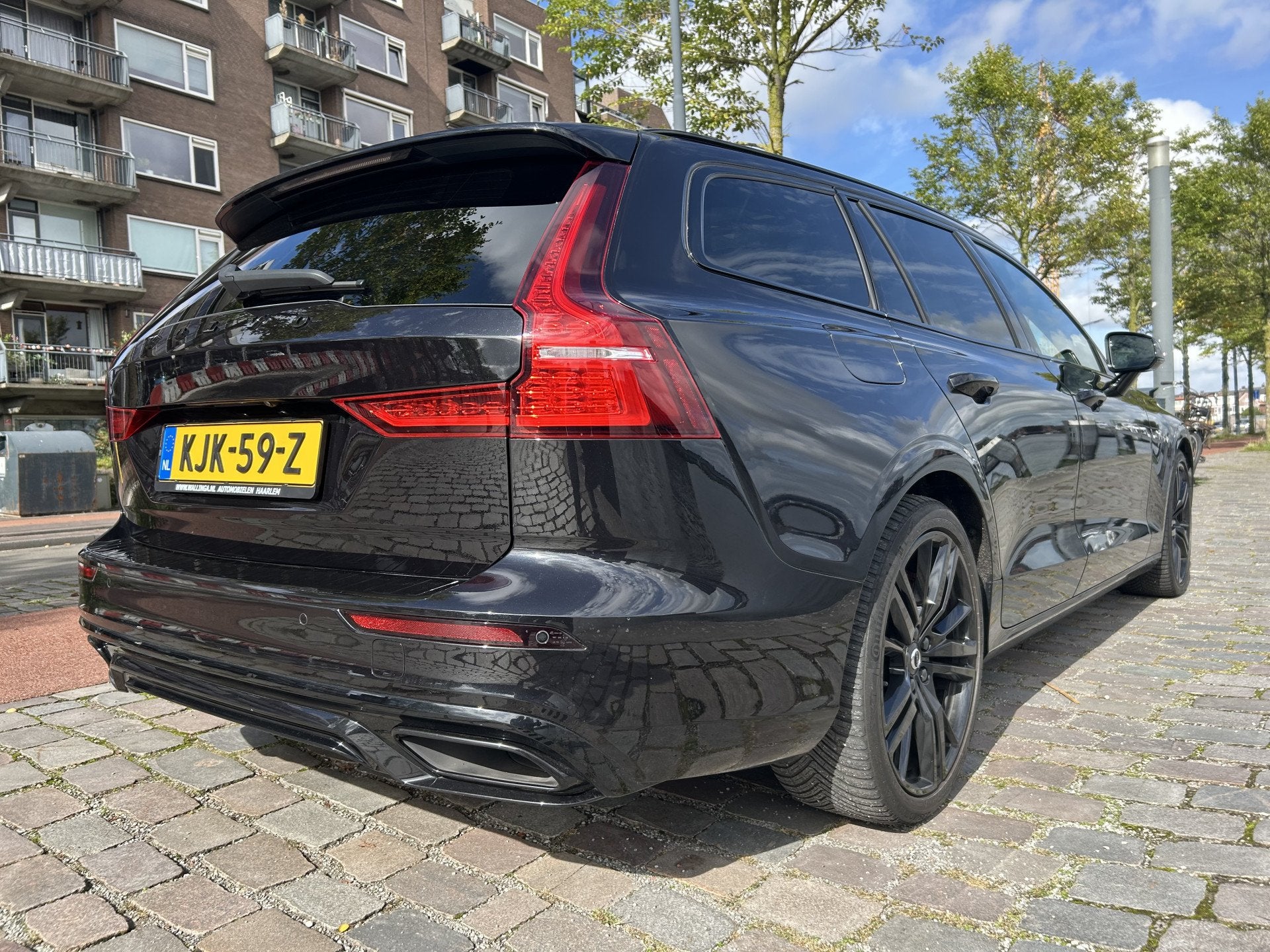 Volvo V60 2.0 T8 Twin Engine AWD R-Design Black Edition 390, Automaat, Dealer onderhouden, Verwarmde buitenspiegels, Gebruikt