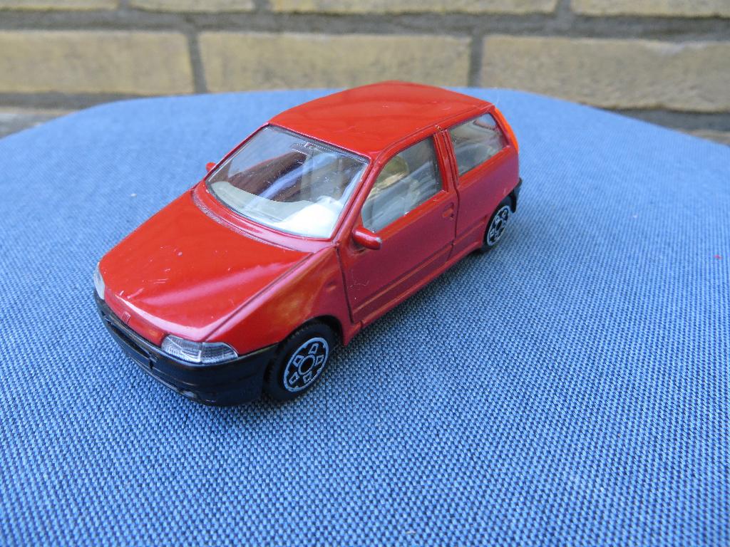 Burago Fiat Punto ROOD, Hobby en Vrije tijd, Modelauto's | 1:43, Ophalen of Verzenden, Zo goed als nieuw, Auto, Overige merken