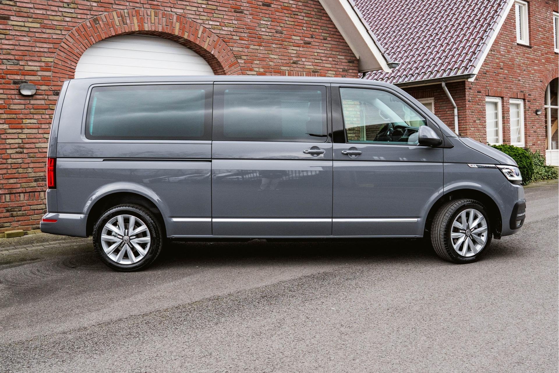 Volkswagen Transporter T6.1 CARAVELLE 2.0 TDI 150 PK DSG L2H, Stof, Gebruikt, Zwart, 4 cilinders