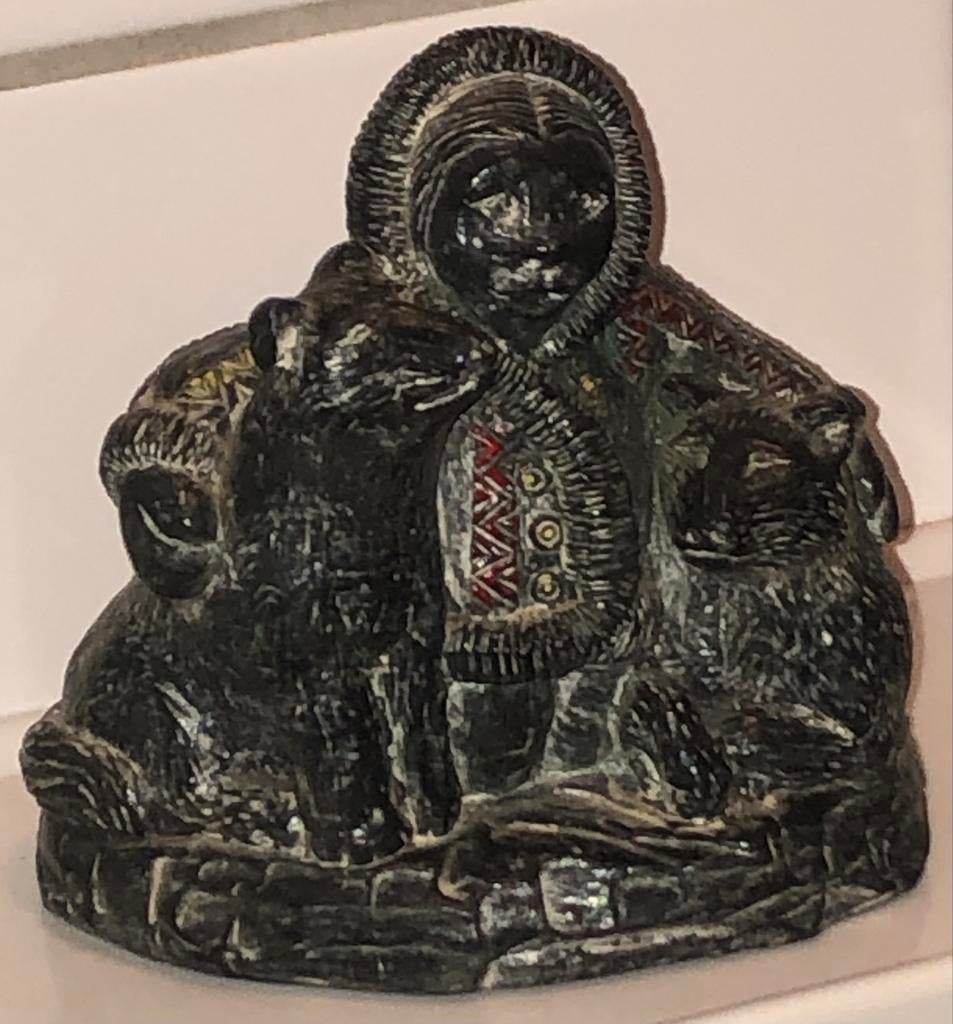 Beeldje Inuit met 2 honden A Wolf Original Canada, Ophalen of Verzenden, Zo goed als nieuw, Mens