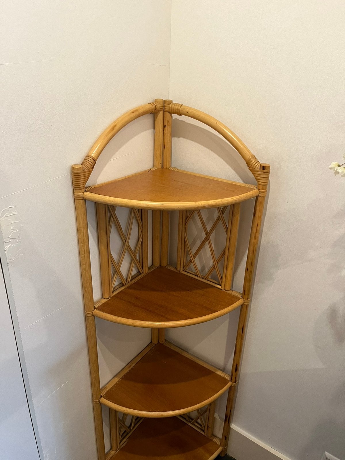 Rotan hoekkast, Ophalen, Met plank(en), Minder dan 50 cm, Gebruikt