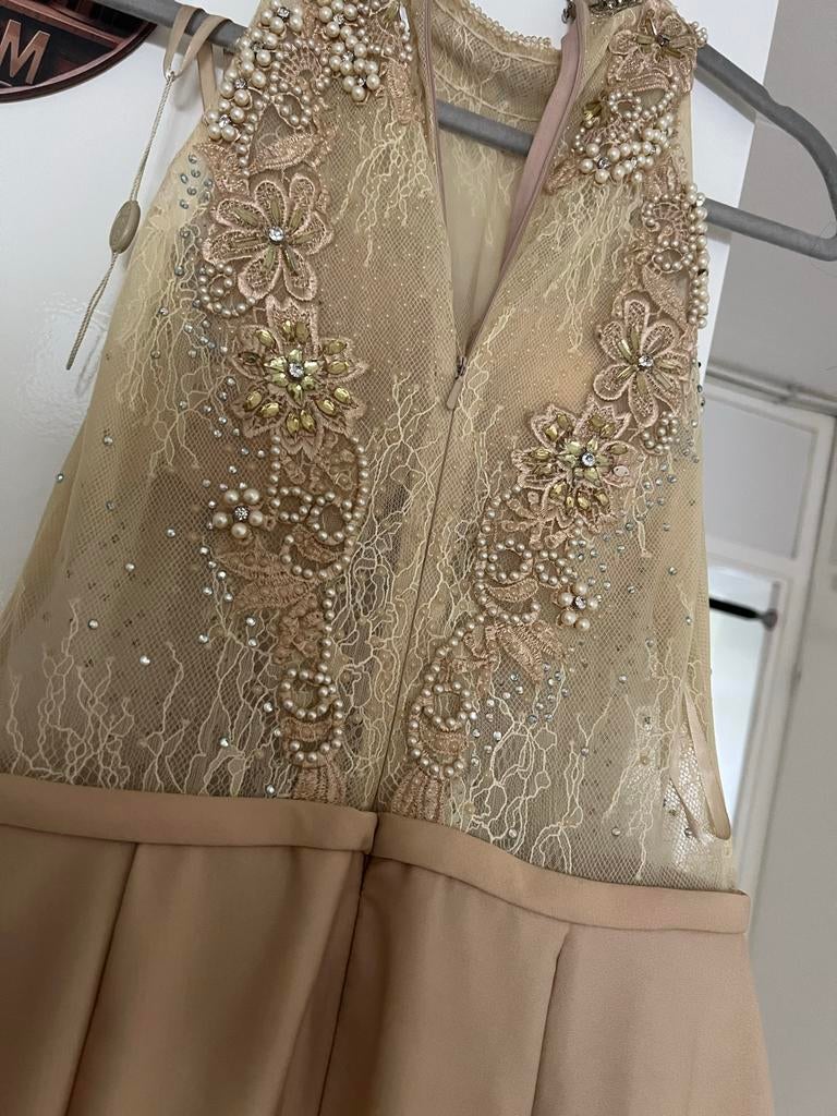 Elegante Beige Galajurk met Kant en Parels, Kleding | Dames, Galajurk, Beige, Ophalen of Verzenden, Zo goed als nieuw