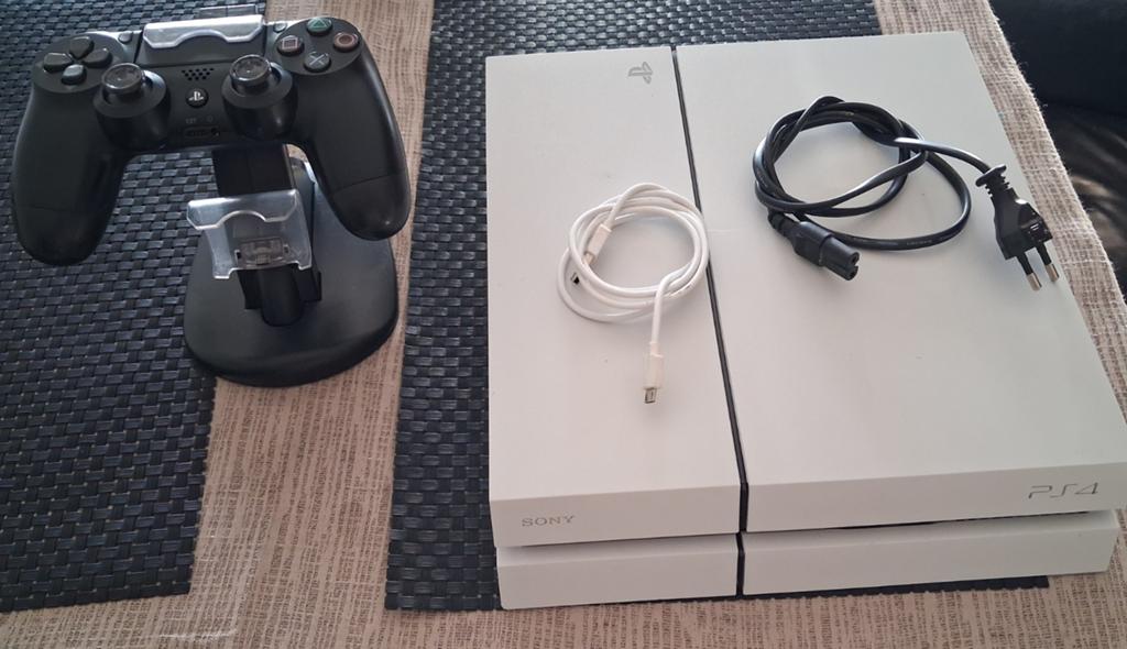 PS4 met controller, oplaadstation en games, Ophalen of Verzenden, Met 1 controller, Original, Gebruikt