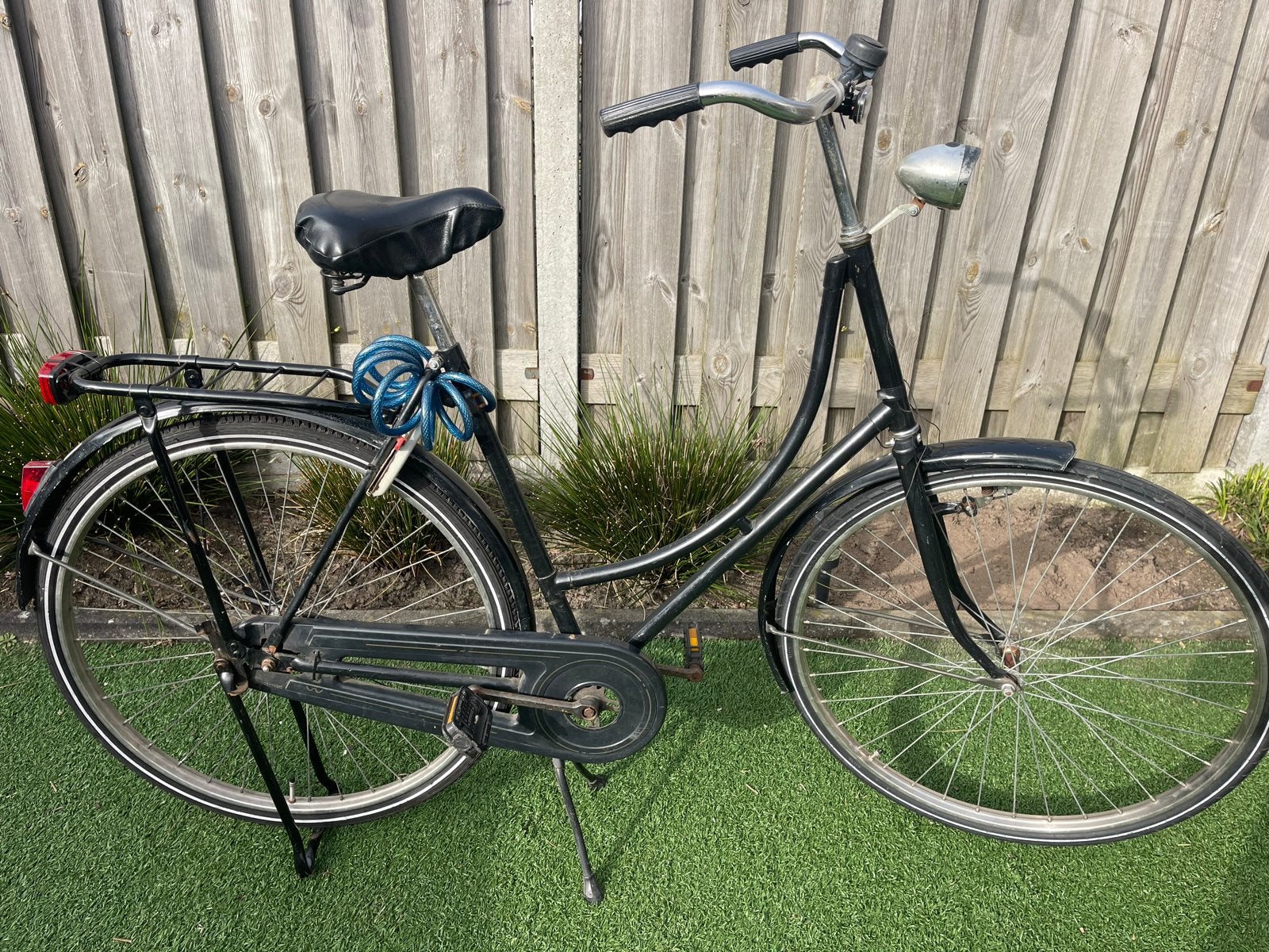 Zwarte Omafiets 28 inch met slot, 56 cm of meer, Ophalen of Verzenden, Gebruikt, Terugtraprem