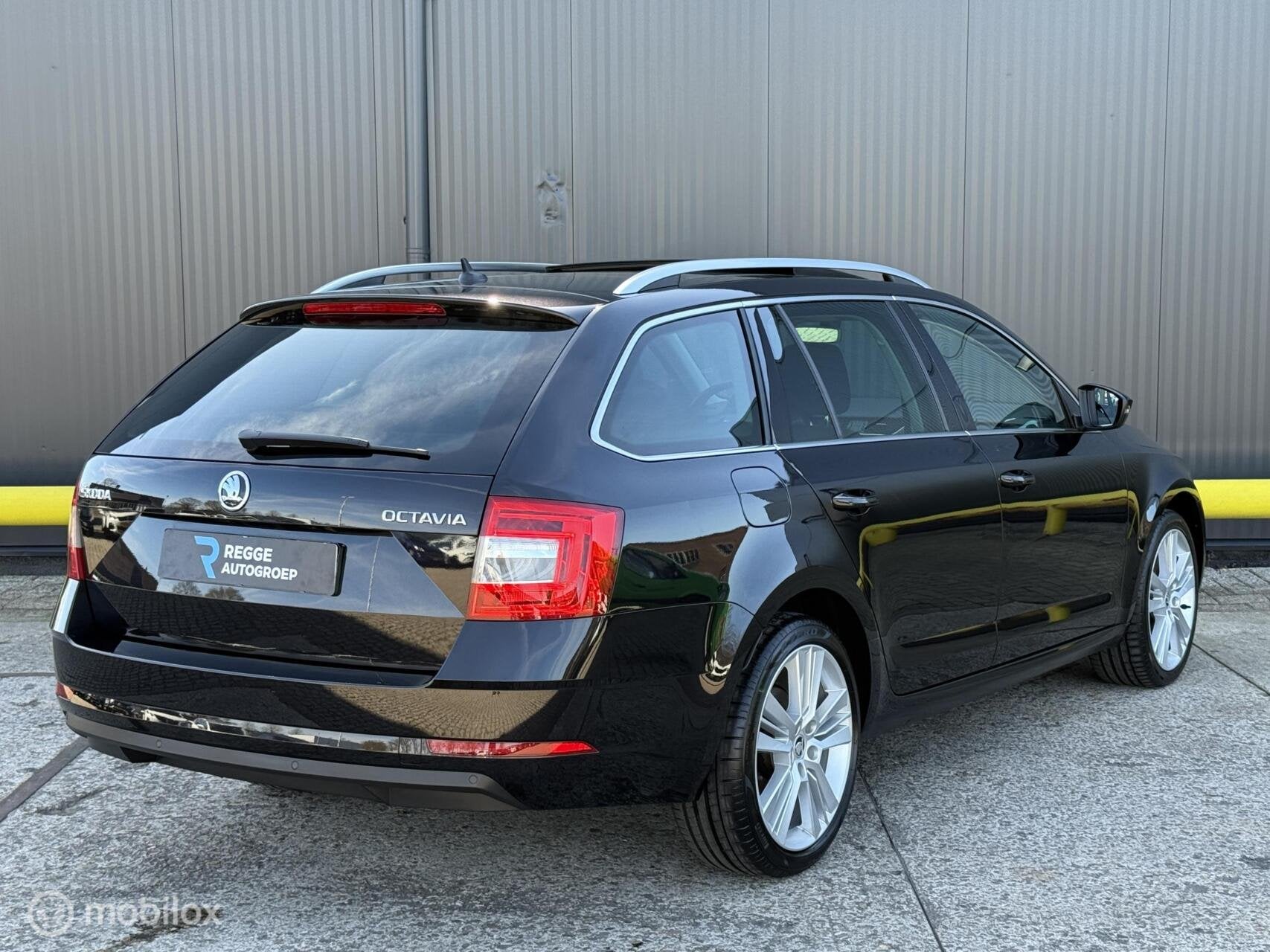 Skoda Octavia Combi 1.8 TSI Style PANORAMADAK | AUTOMAAT |, Auto's, Gebruikt, 4 cilinders, 179 pk, Zwart