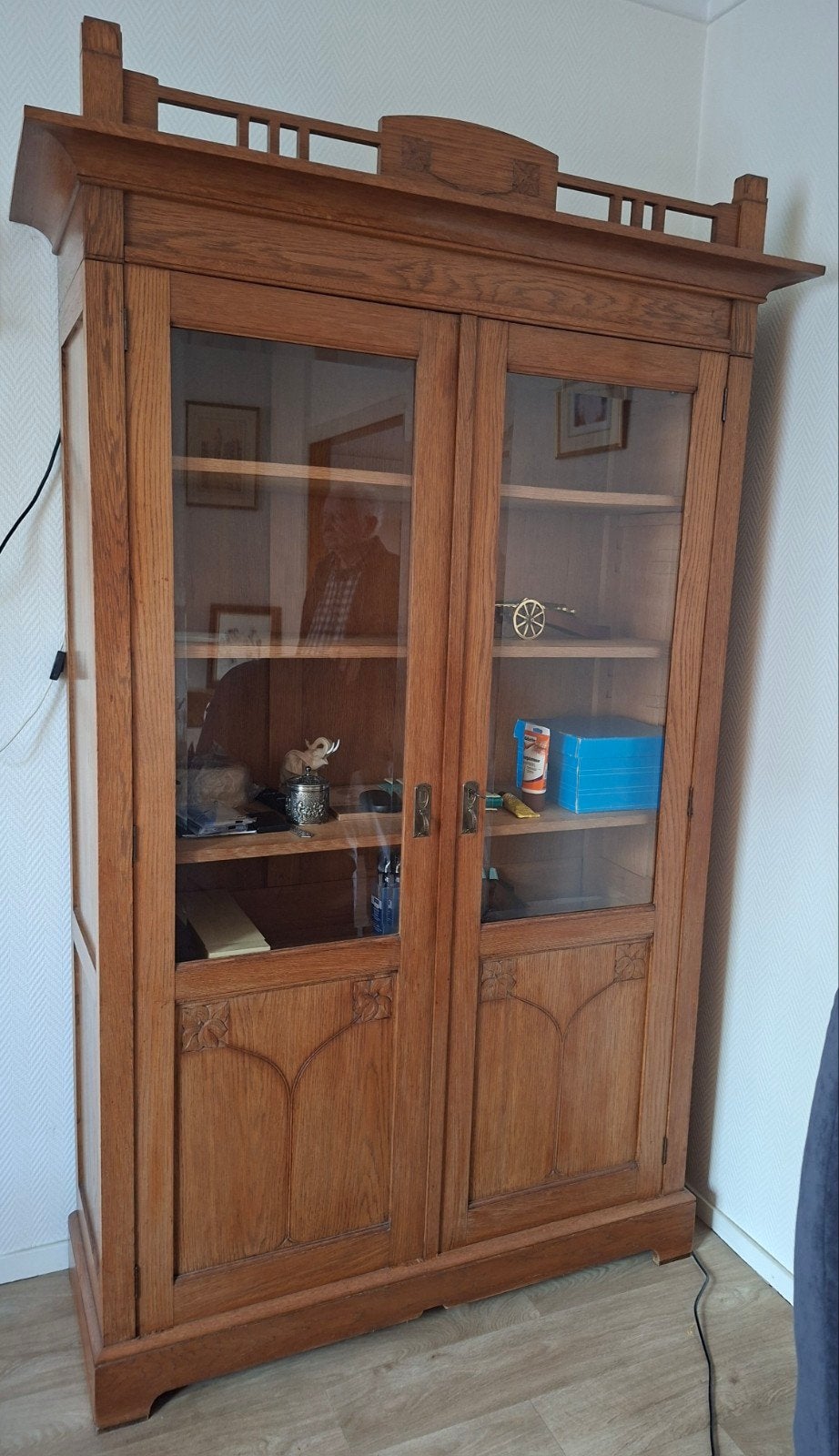 Antieke Eiken Vitrinekast met Handgesneden Detail, Ophalen