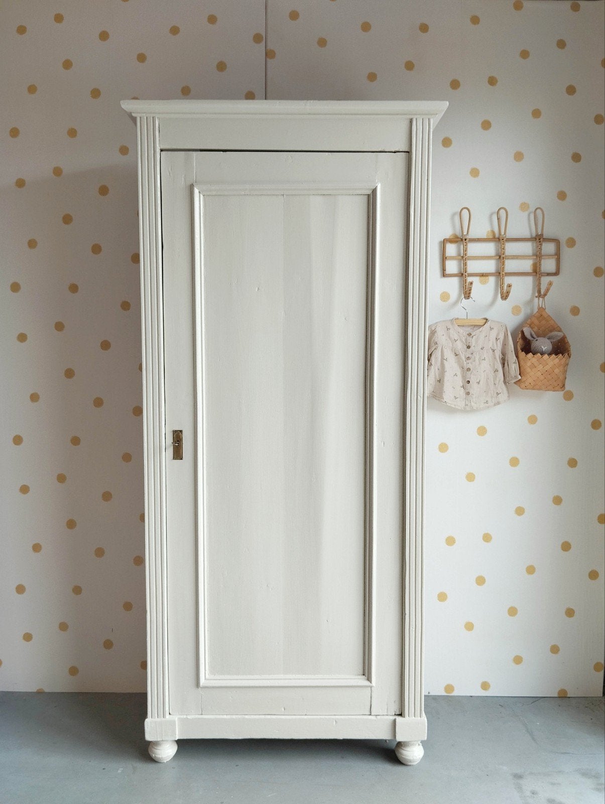 Vintage eendeurskast beige / brocante smalle kast / 1 deurs, Ophalen of Verzenden, 25 tot 50 cm, 150 tot 200 cm