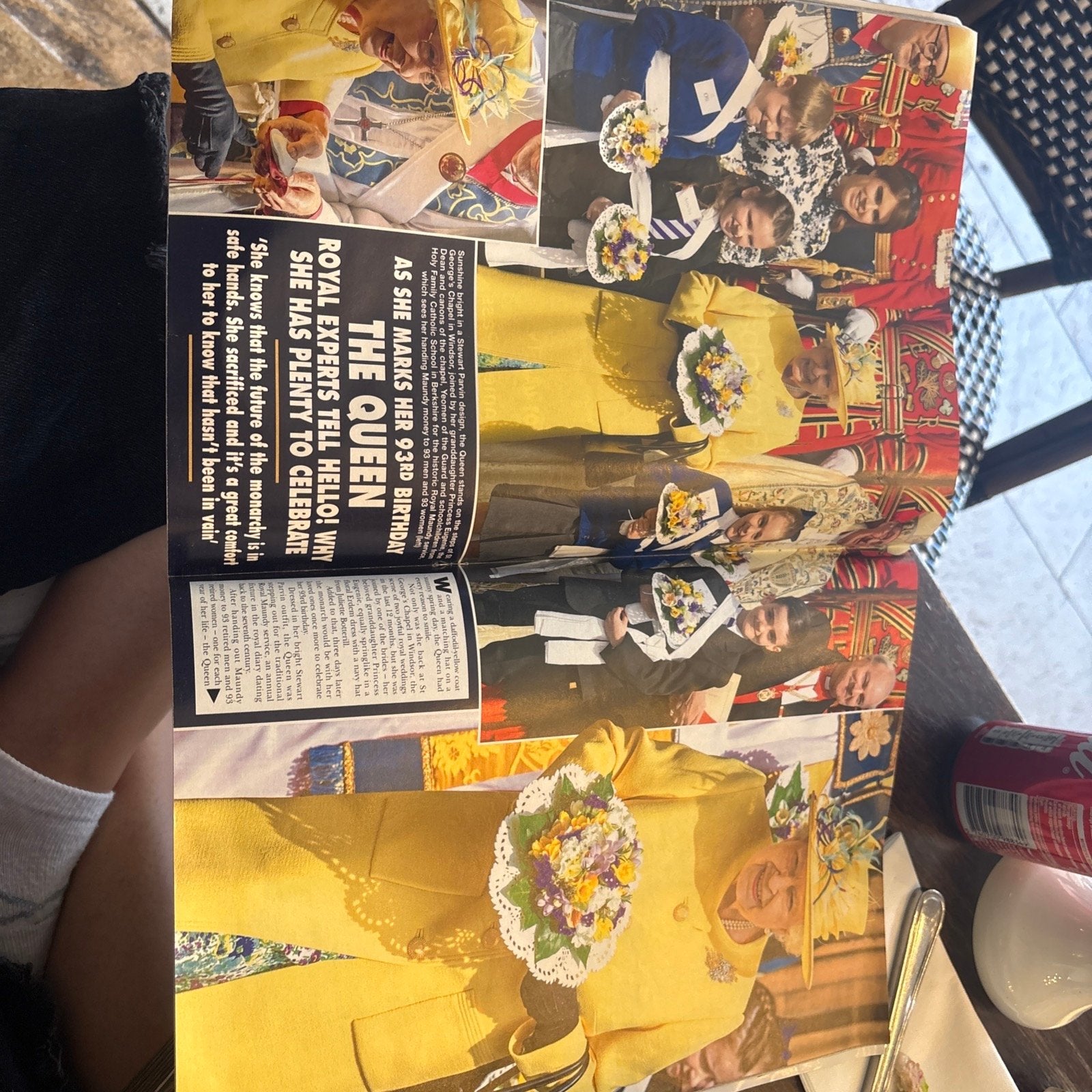 Hello! Magazine - Koningin Elizabeth & Meghan Markle, Ophalen of Verzenden, Gelezen, Gossip of Showbizz