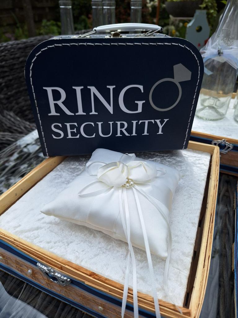 Ringkussen & koffertje, Kleding | Dames, Trouwkleding en Trouwaccessoires, Ophalen of Verzenden, Zo goed als nieuw, Blauw, Accessoires