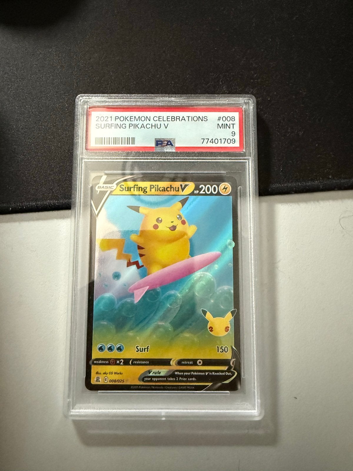 PSA 9 Graded Surfing Pikachu V - Celebrations #008/025, Ophalen of Verzenden, Nieuw, Losse kaart, Foil