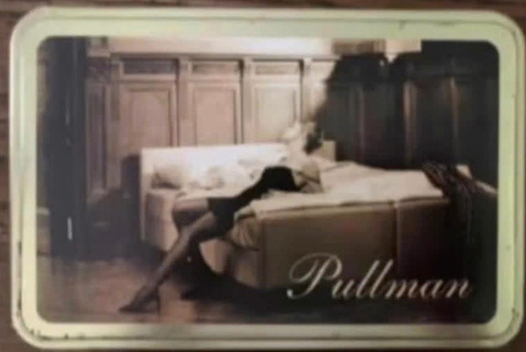 Blik Pullman; Massilly France; nette dame op matras / bed, Verzamelen, Blikken, Ophalen of Verzenden, Zo goed als nieuw, Overige