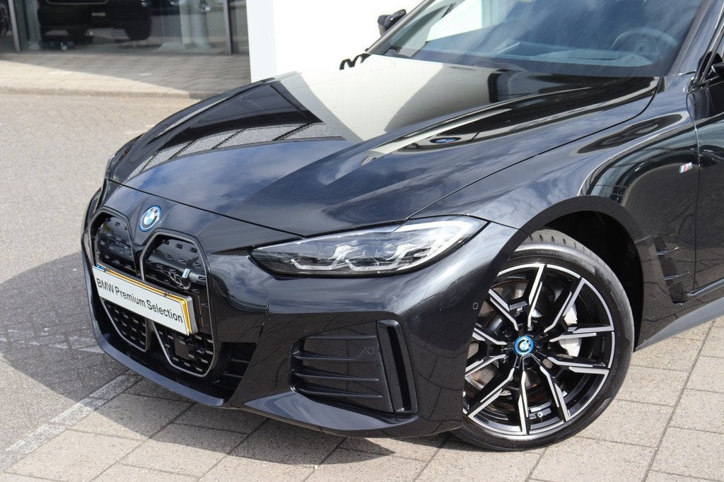 BMW i4 eDrive40 High Executive M Sport / Achteruitrijcamera, Auto's, BMW, Achterwielaandrijving, Gebruikt, Zwart, Met garantie (alle)