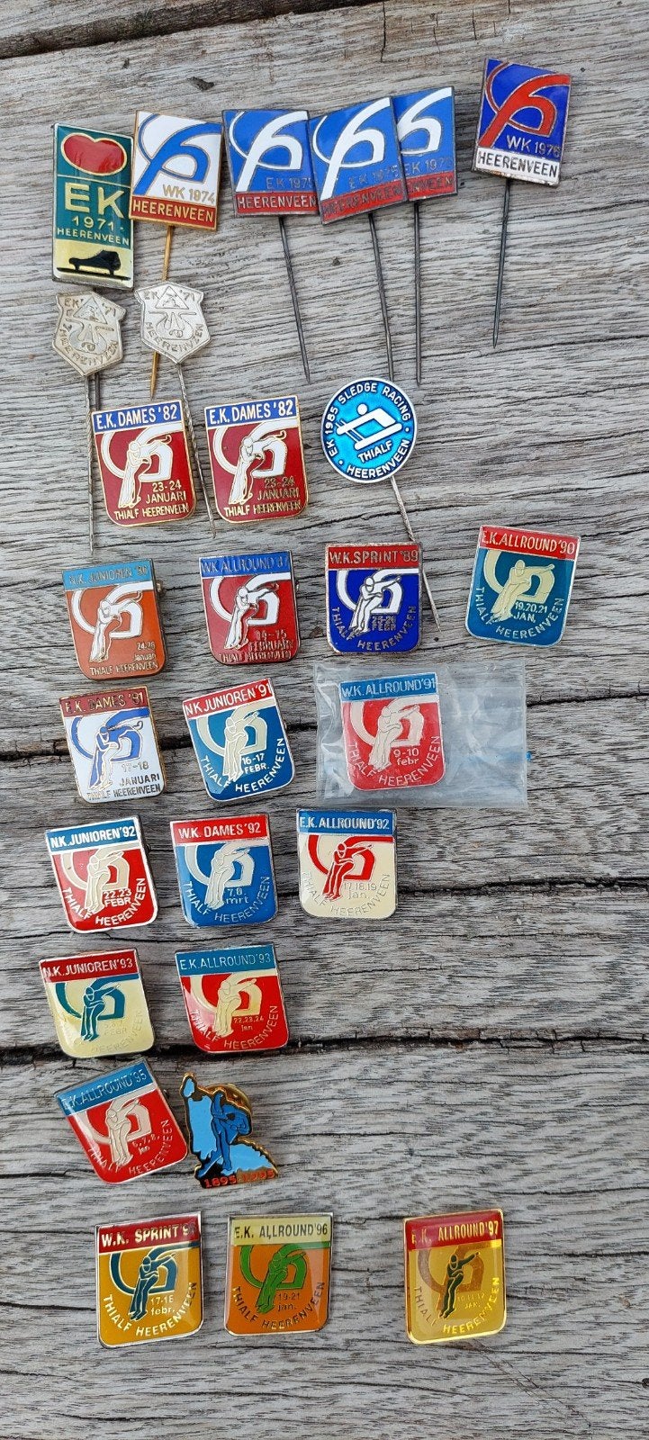 Diverse speldjes en pins Thialf Heerenveen., Ophalen of Verzenden, Gebruikt, Sport