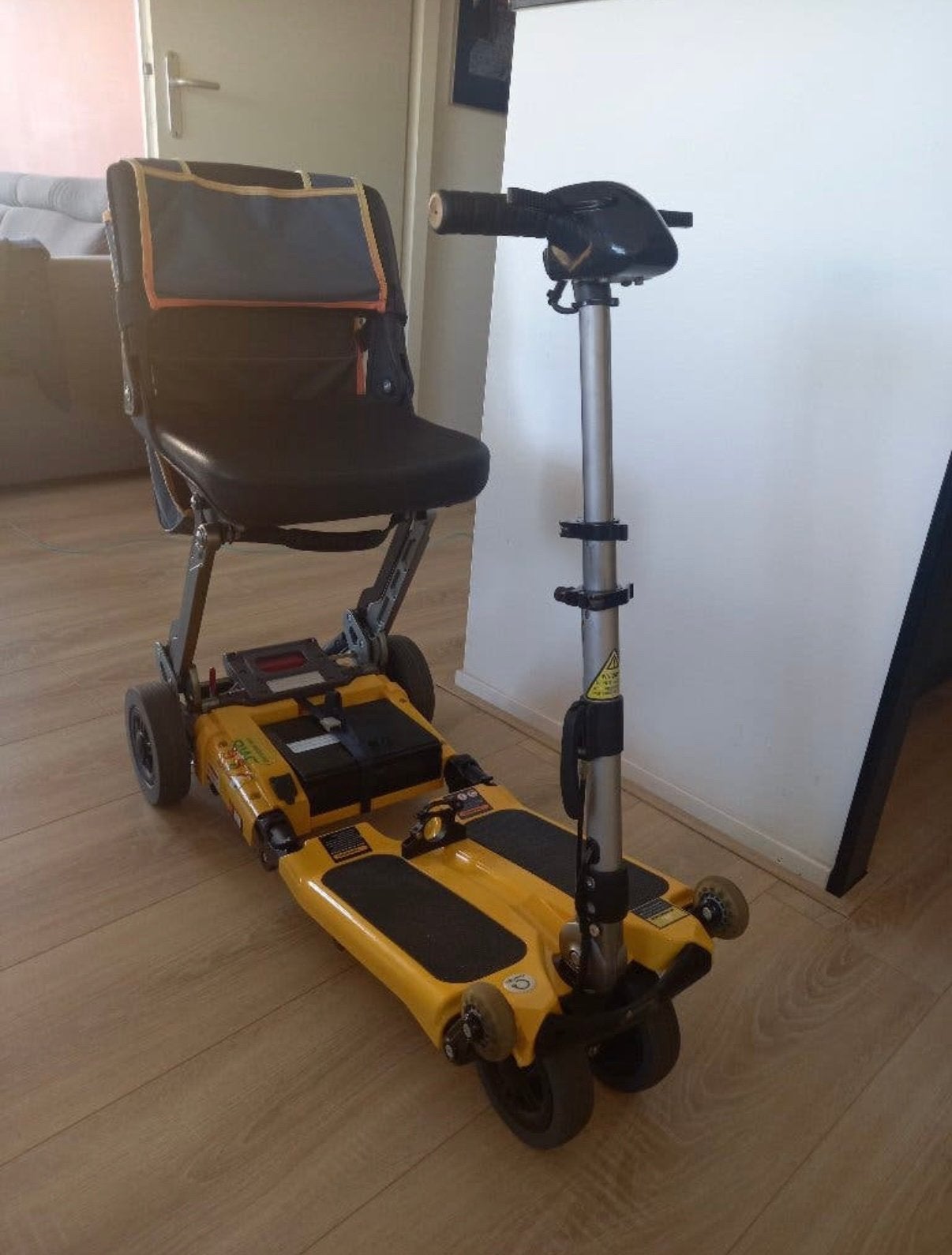 Licht en compacte opvouwbare reis scootmobiel luggie, Ophalen, Inklapbaar, Zo goed als nieuw, Elektrische rolstoel