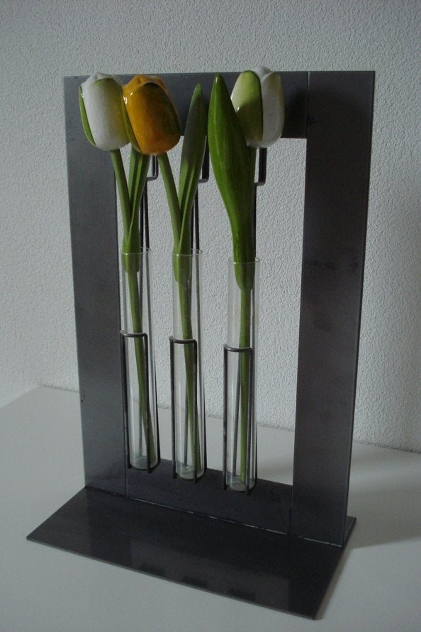 Nieuw modern metalen kunstwerk met 3 houten tulpen vaas, Ophalen of Verzenden, Vaas, Metaal