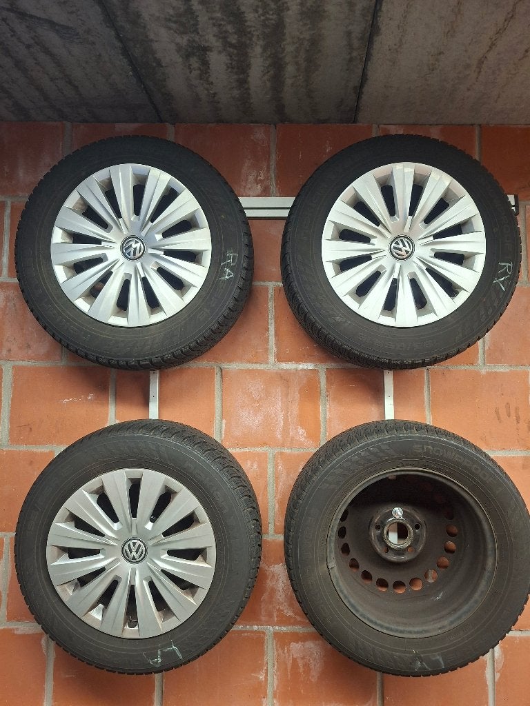 winterbanden volkswagen met wieldoppen, Gebruikt, 15 inch, Banden en Velgen, Personenwagen