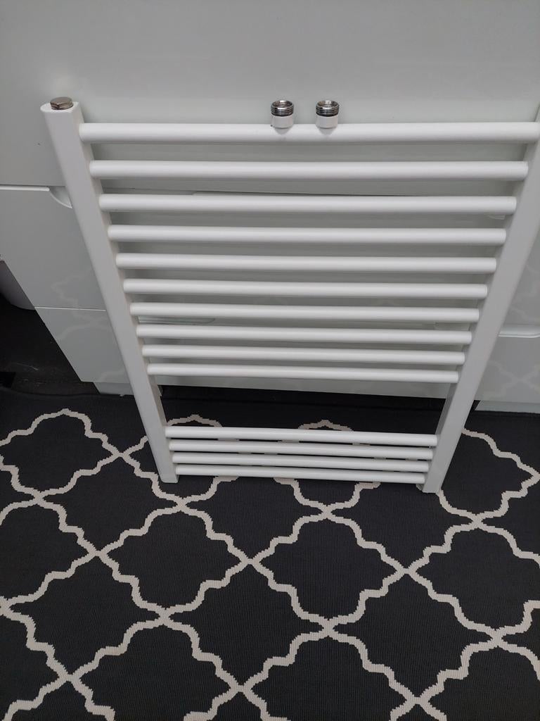 Witte handdoekradiator voor badkamer of toilet, 500 tot 800 watt, Radiator, Nieuw, Minder dan 60 cm