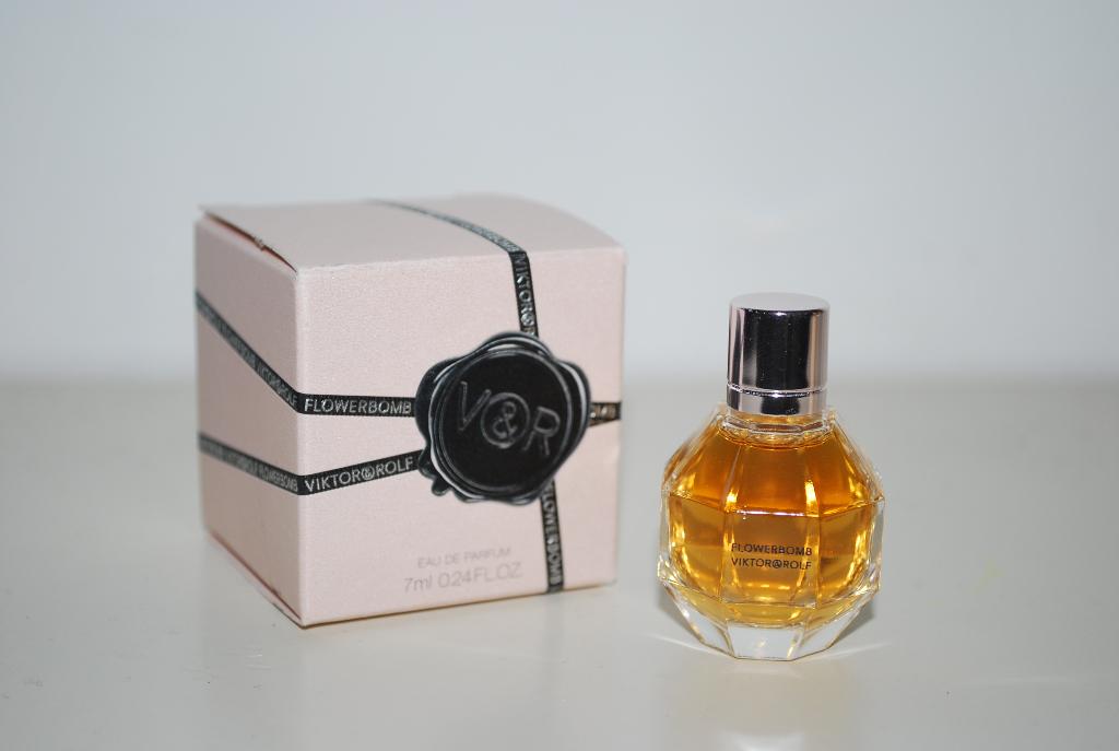 Miniatuur Viktor & Rolf Flowerbomb, Ophalen of Verzenden, Zo goed als nieuw, Miniatuur, Gevuld