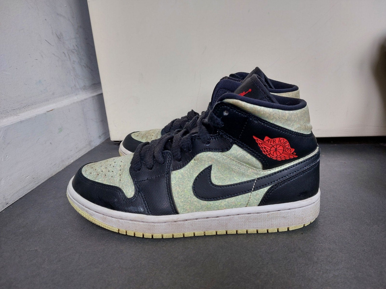 Nike Air Jordan 1 Mid 'Lightbulb' sneakers, Kleding | Dames, Schoenen, Zwart, Nike, Ophalen of Verzenden, Sneakers of Gympen