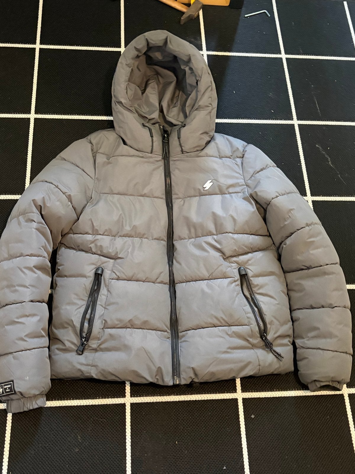 Grijze Superdry Puffer Jas met Capuchon, Kleding | Dames, Jassen | Winter, Superdry, Zo goed als nieuw, Grijs, Ophalen