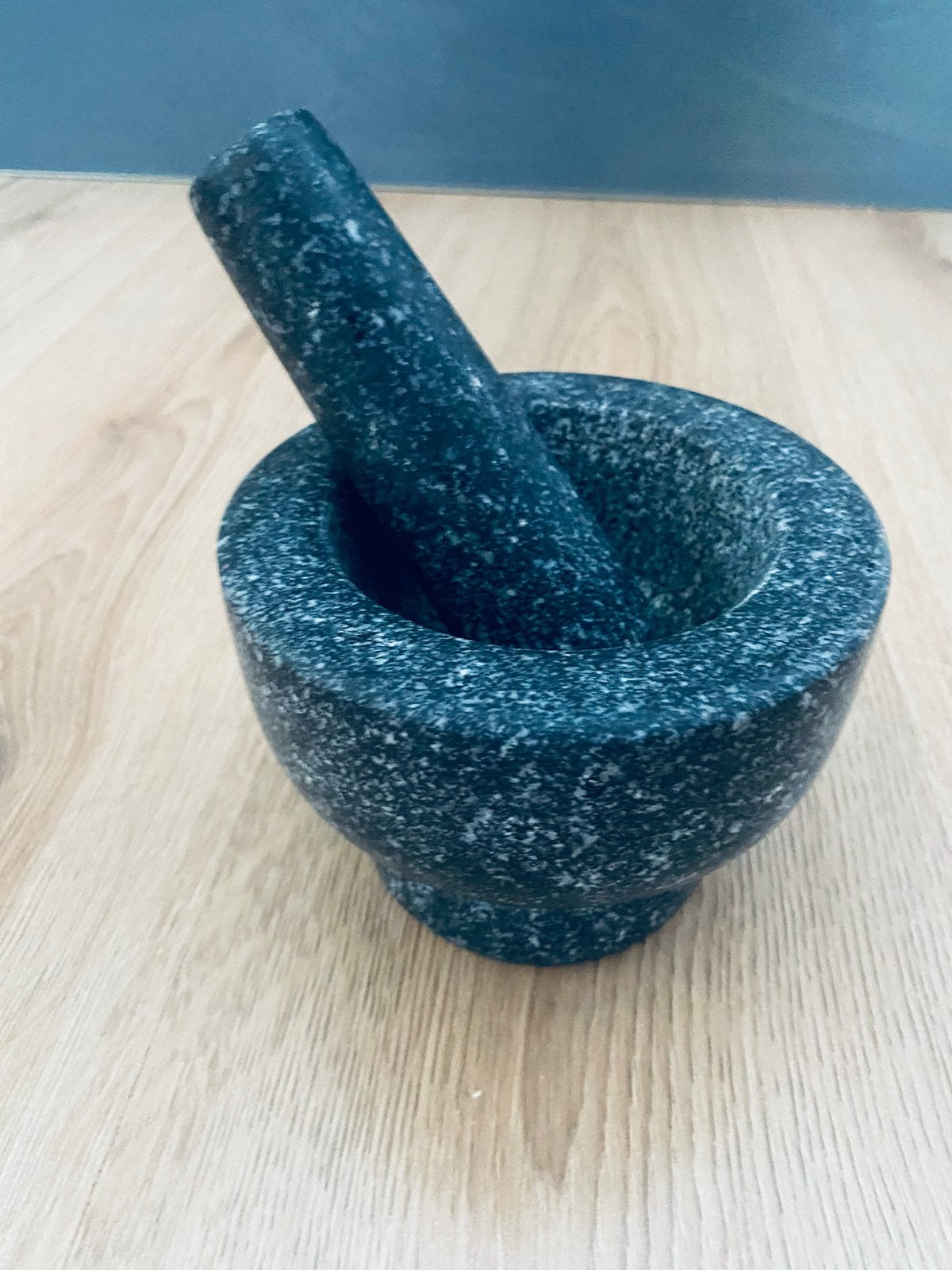 Granieten vijzel met stamper, Huis en Inrichting, Keuken | Keukenbenodigdheden, Overige typen, Ophalen of Verzenden, Zo goed als nieuw