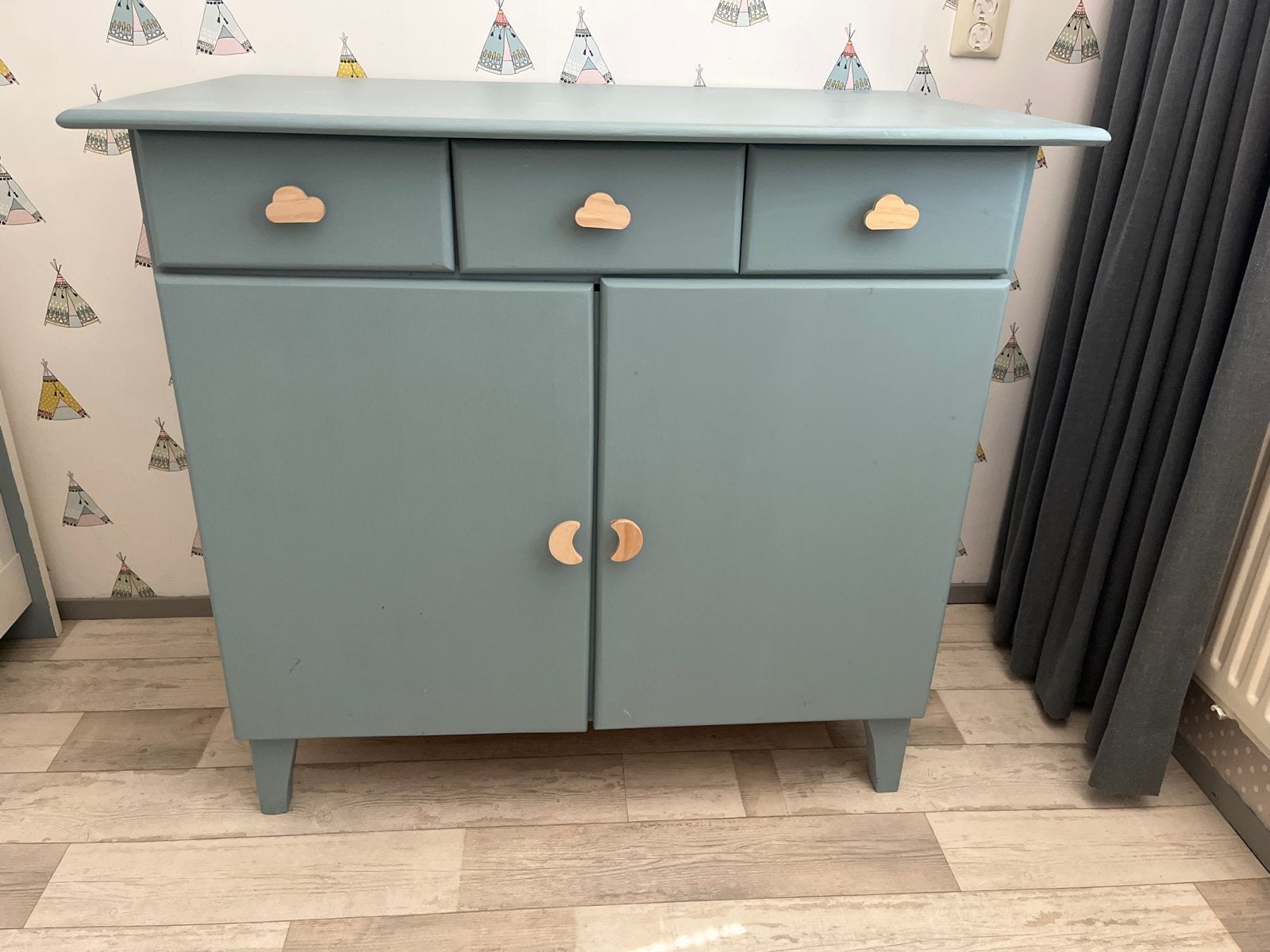 Leuke commode/kast in blauwgrijs met wolkjesknoppen, Kinderen en Baby's, Kinderkamer | Commodes en Kasten, Ophalen, Gebruikt, 75 tot 100 cm