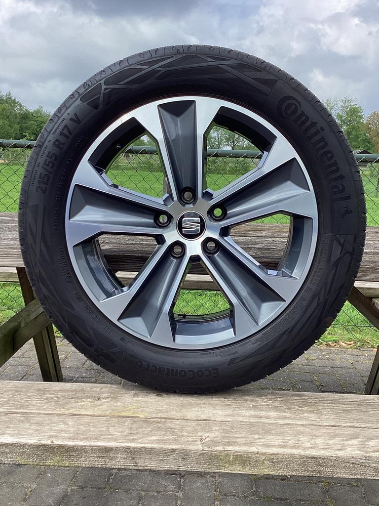 17” Seat Ateca Continental banden 215-55-17 met 4 x6 mm, 17 inch, Ophalen of Verzenden, Band(en), Personenwagen