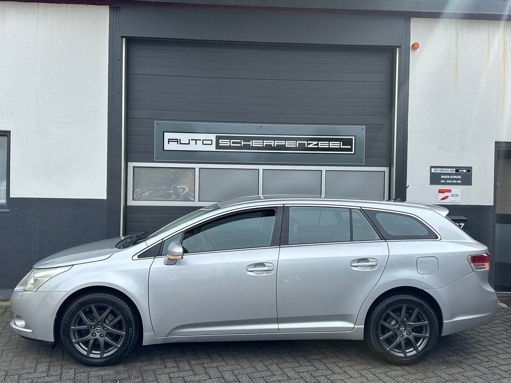 Toyota Avensis Wagon 1.8 VVTi Comfort | AIRCO | NAVI | TREKH, Auto's, Toyota, Zwart, 4 cilinders, Handgeschakeld, Traction-control