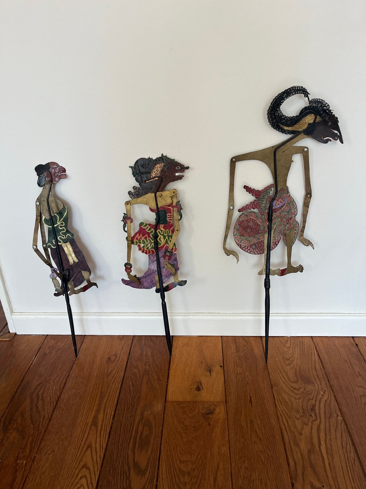 Set van 3 Wayang Kulit Poppen uit Java, 20e Eeuw, Antiek en Kunst, Natuurlijk materiaal, Handgemaakt, Ophalen of Verzenden, Indonesië